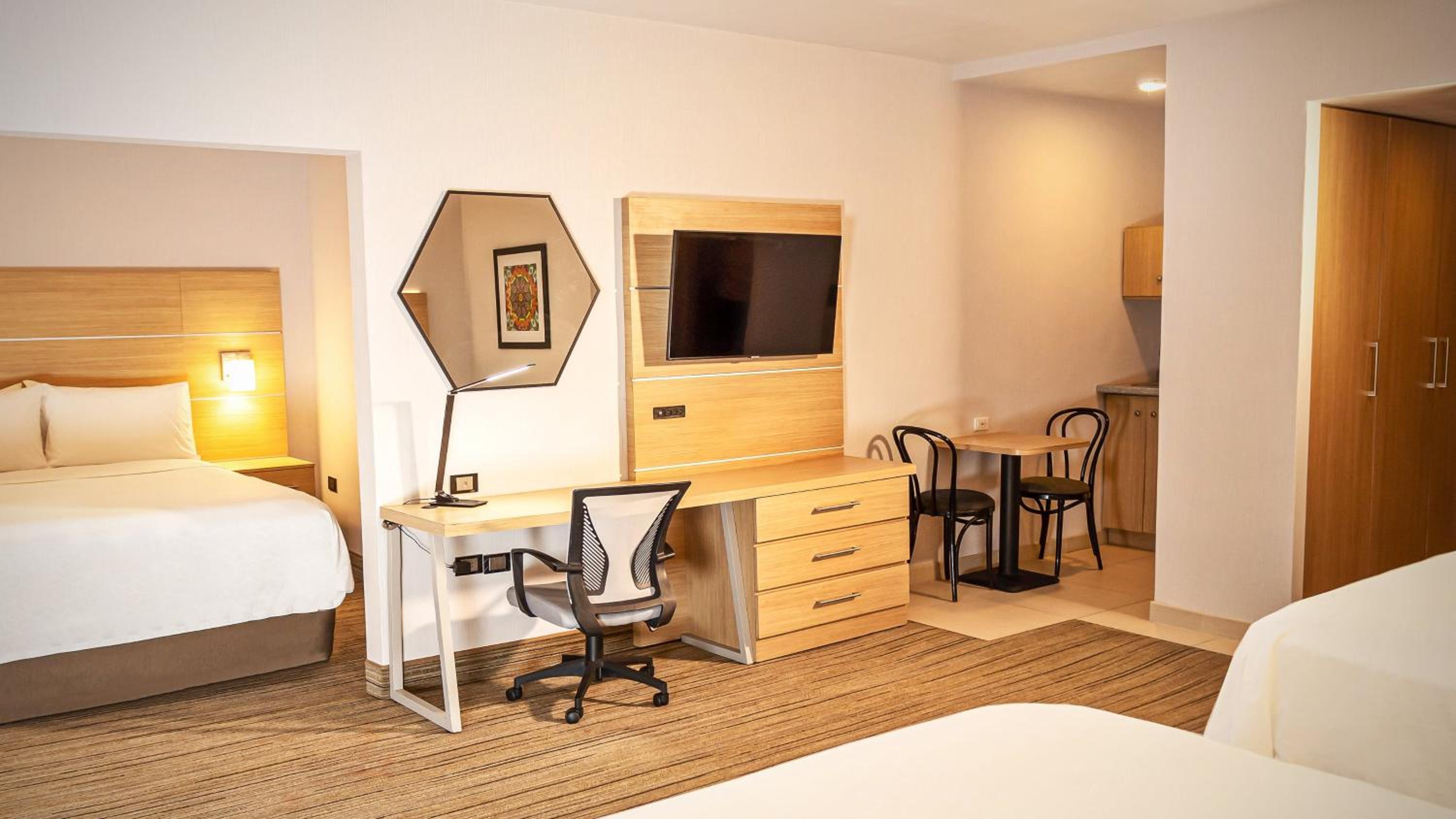 Suite - Photo 3