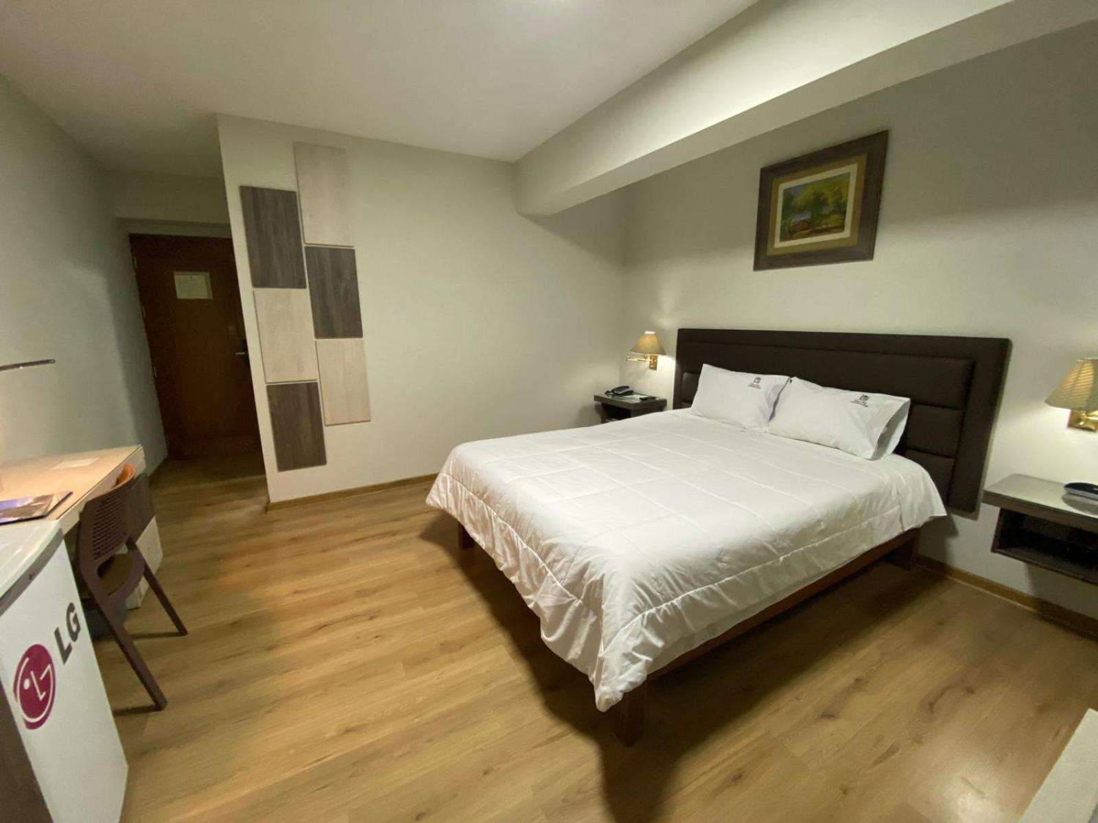Queen Room photo 1