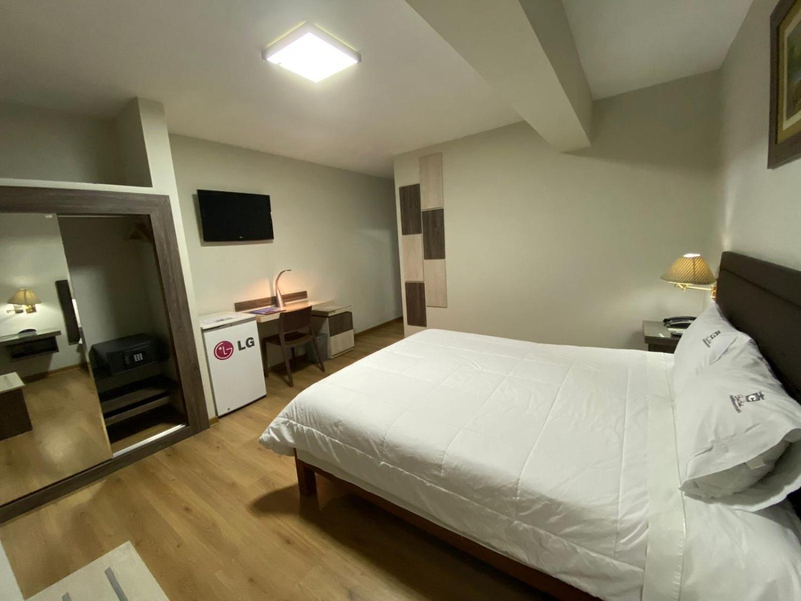 Queen Room photo 2
