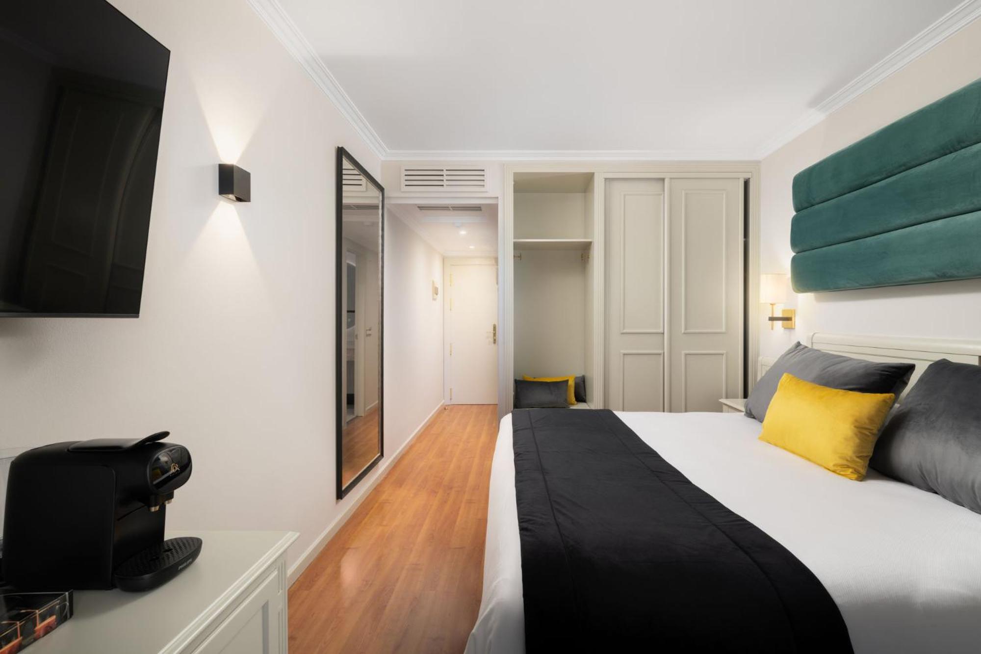 Double Room with Pool View photo 3