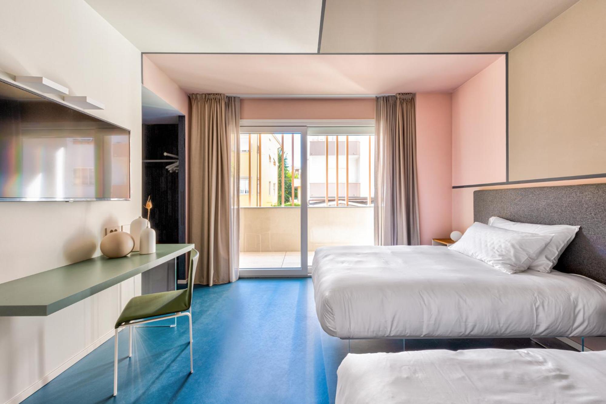 Twin Deluxe Room - 4 Guests - Photo 1