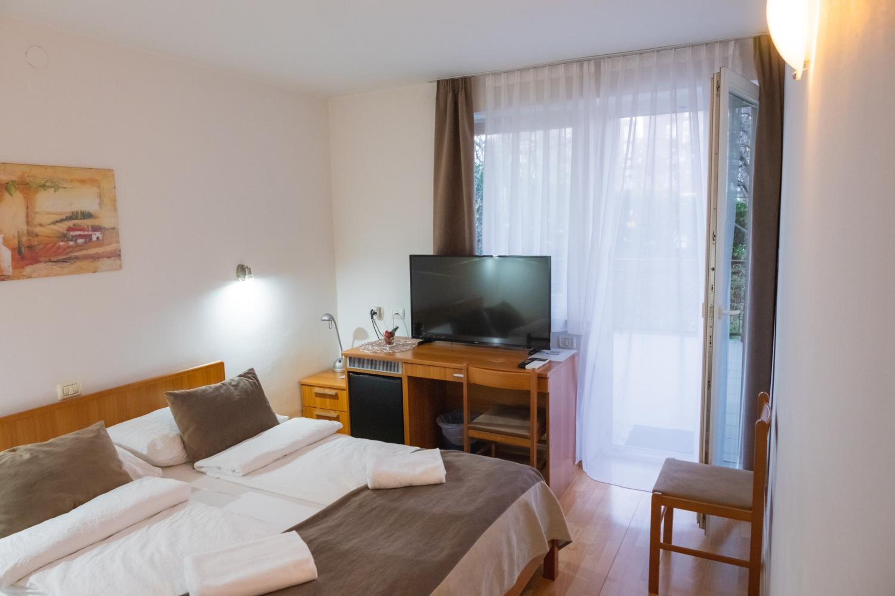 Double Room - Photo 2