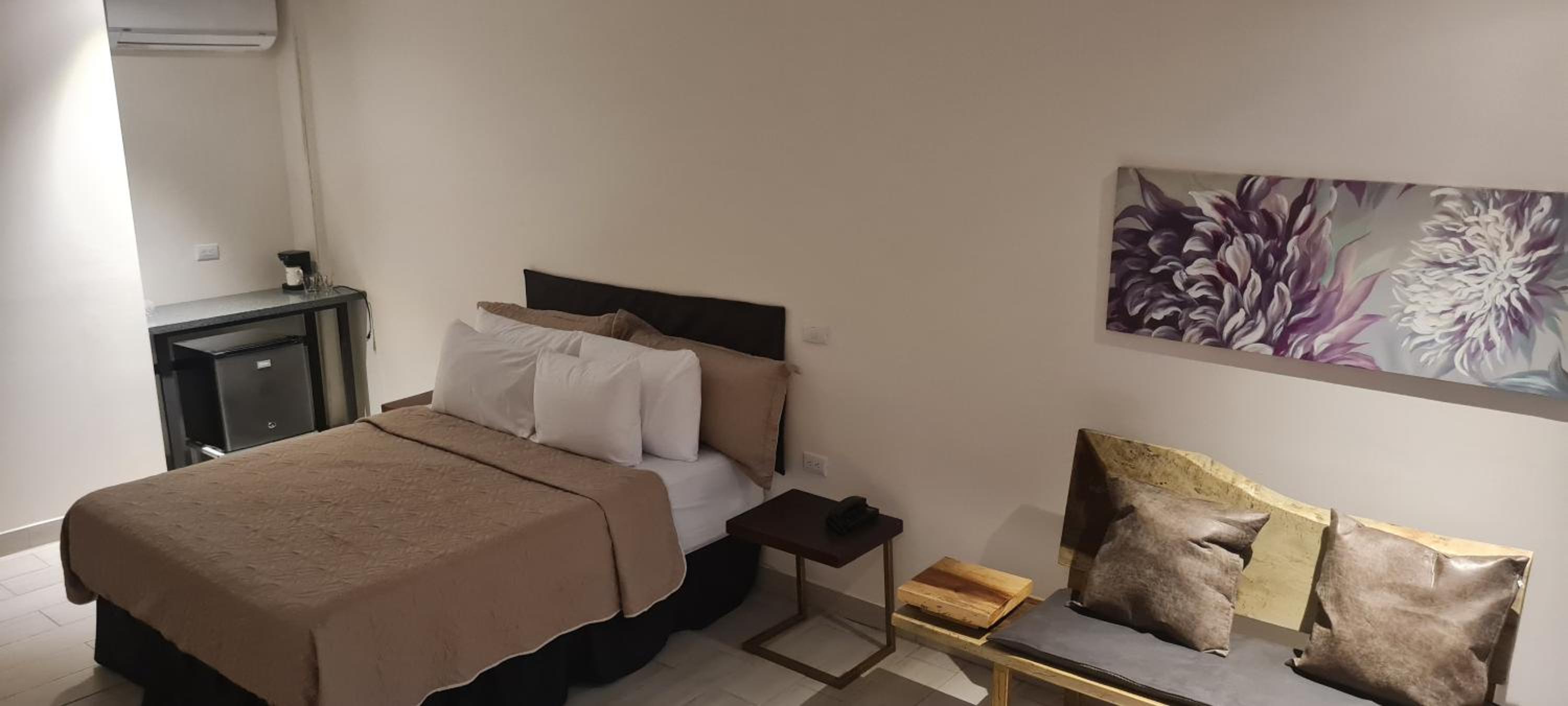 Queen Room photo 2