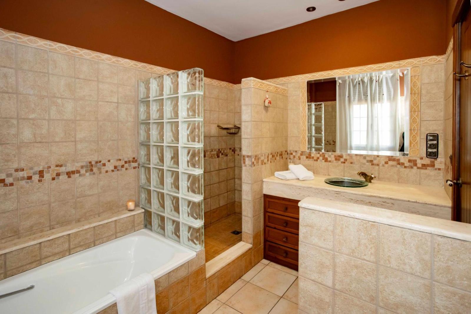 Four-Bedroom House photo 3