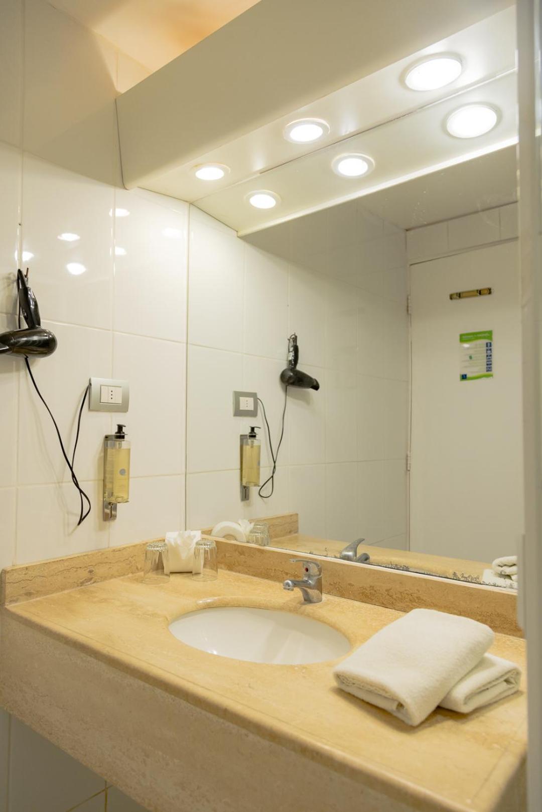 Standard Twin Room - Photo 8
