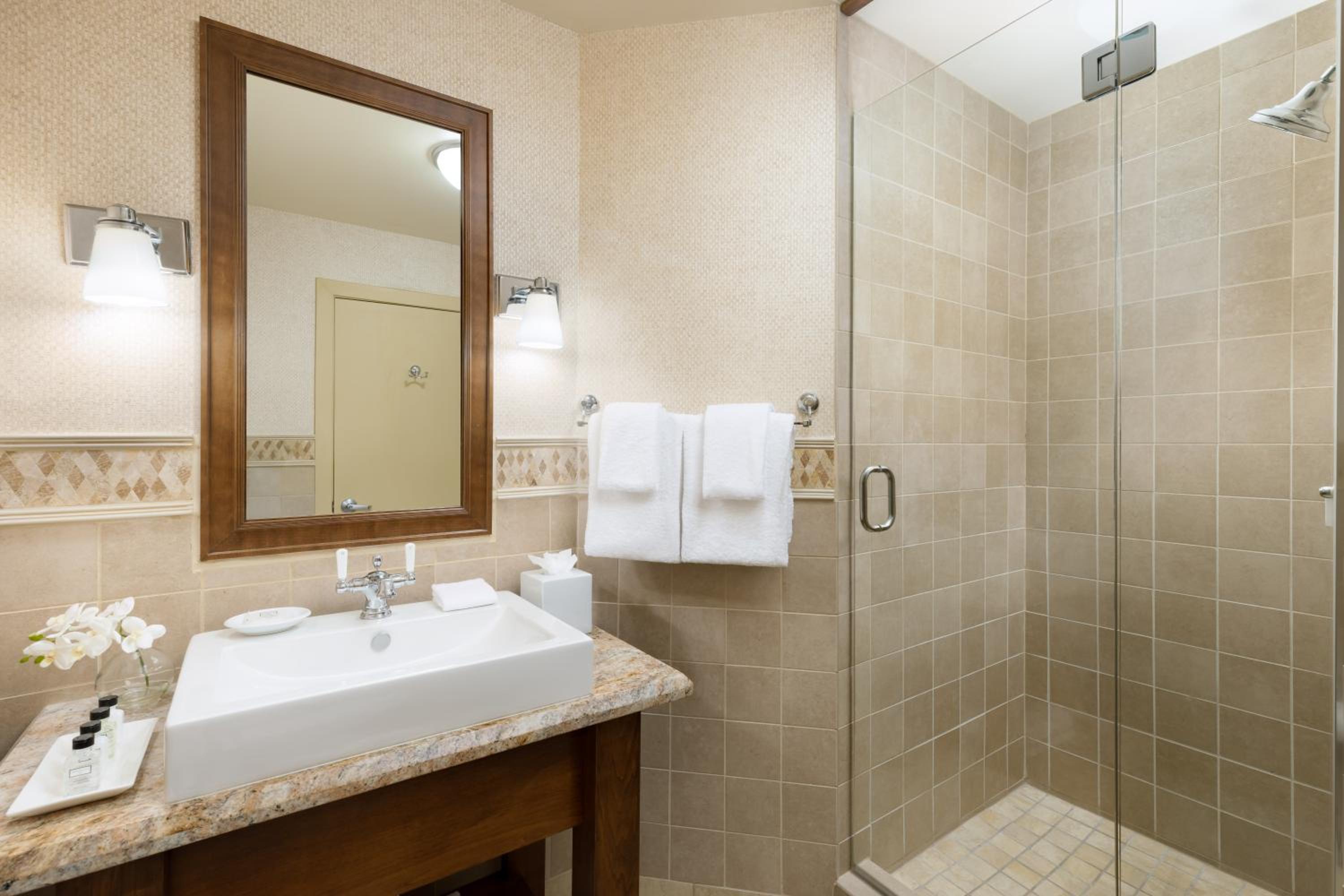 Valley View One Bedroom Suite - Photo 8