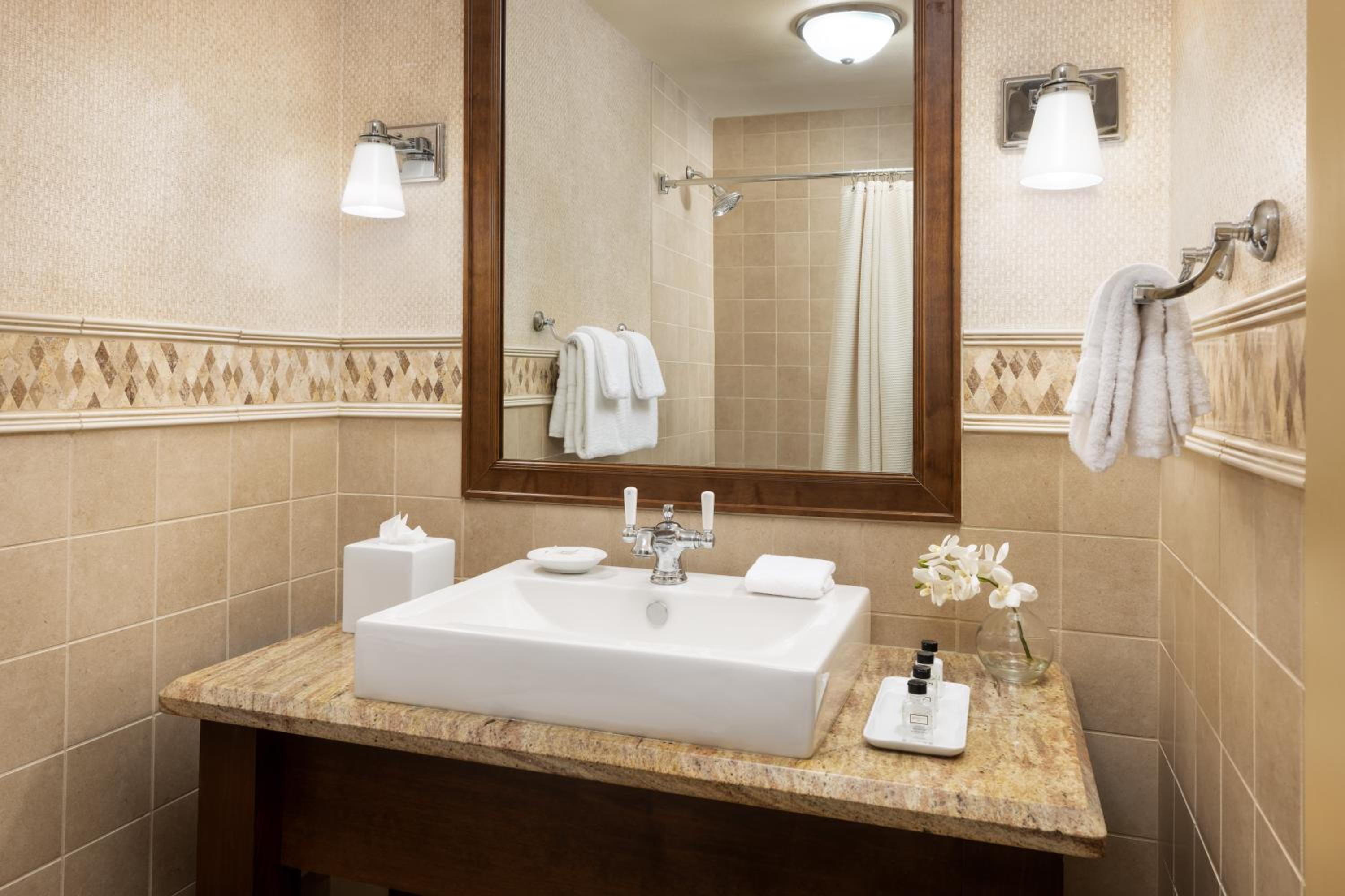 Valley View King Room - Photo 9
