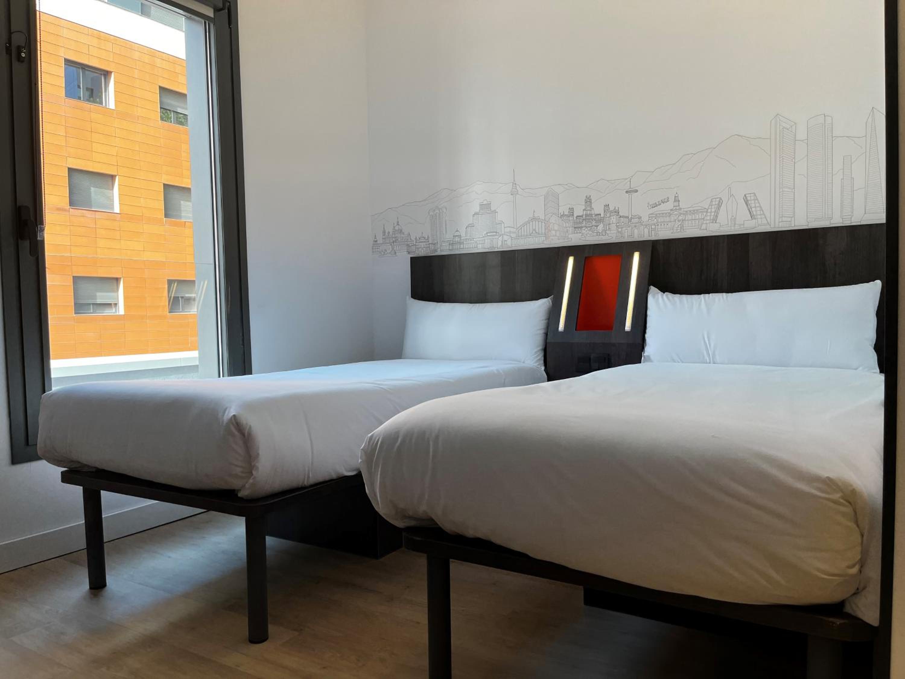 Standard Twin Room - Photo 4