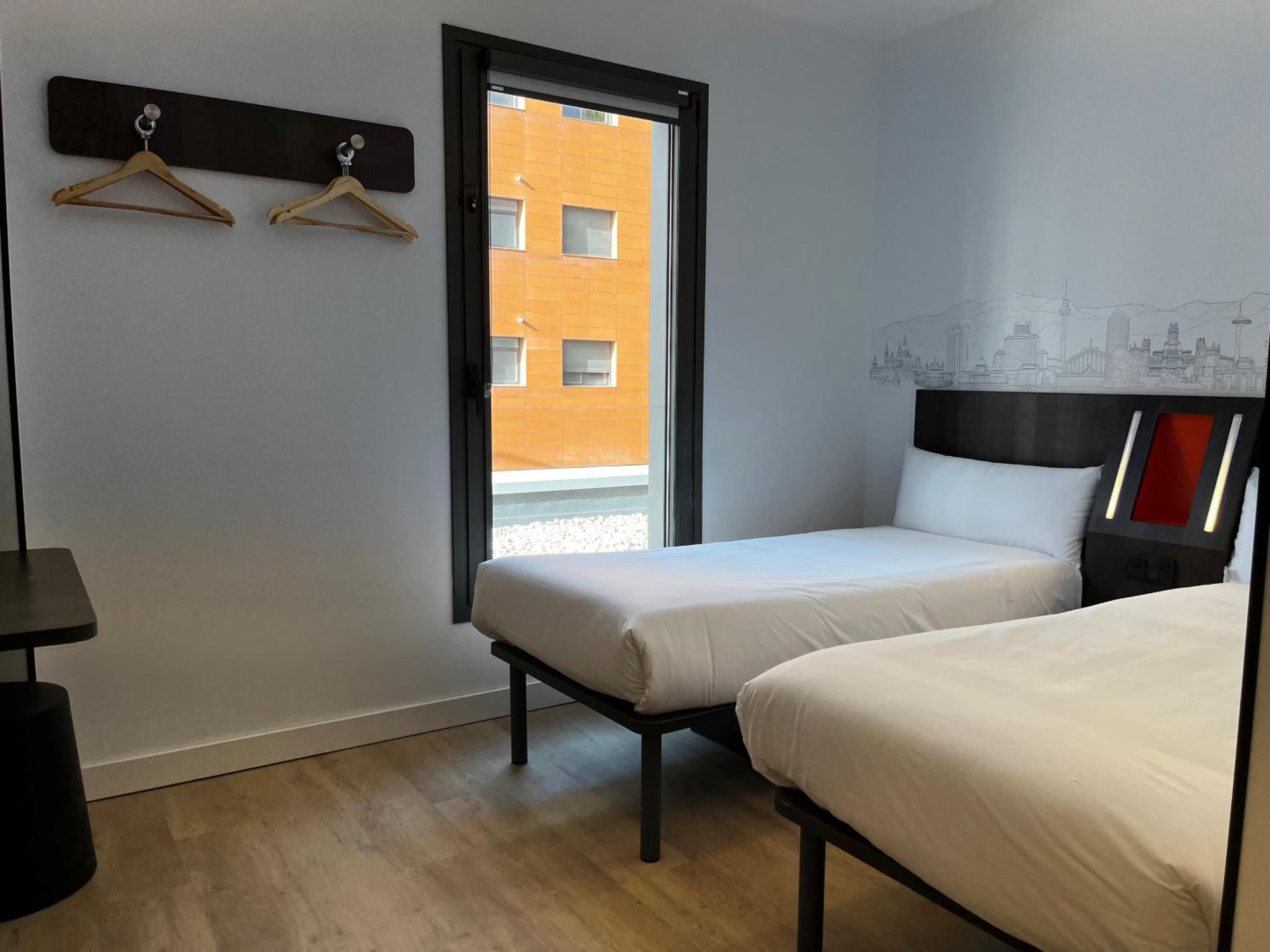 Standard Twin Room - Photo 6