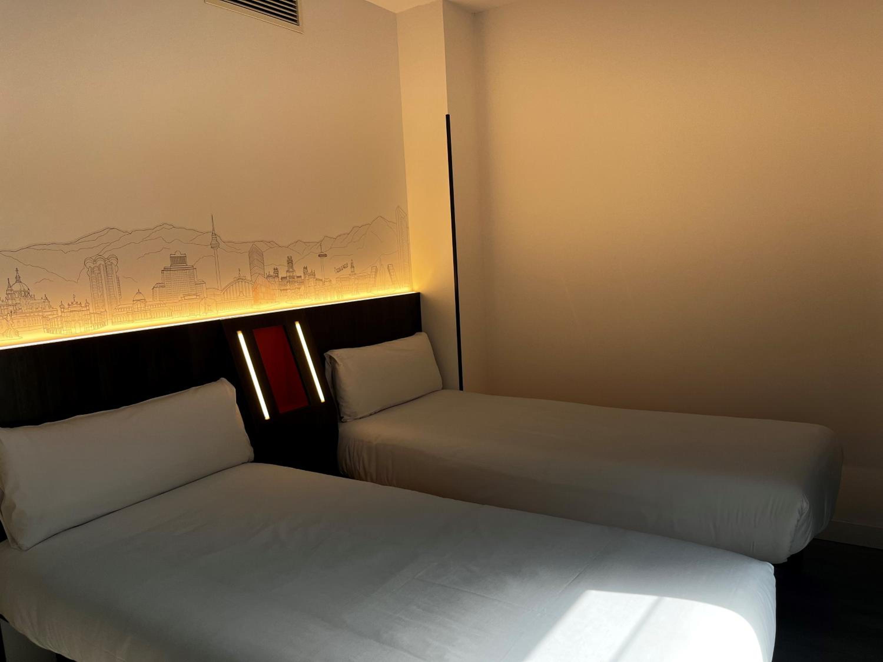 Standard Twin Room - Photo 9