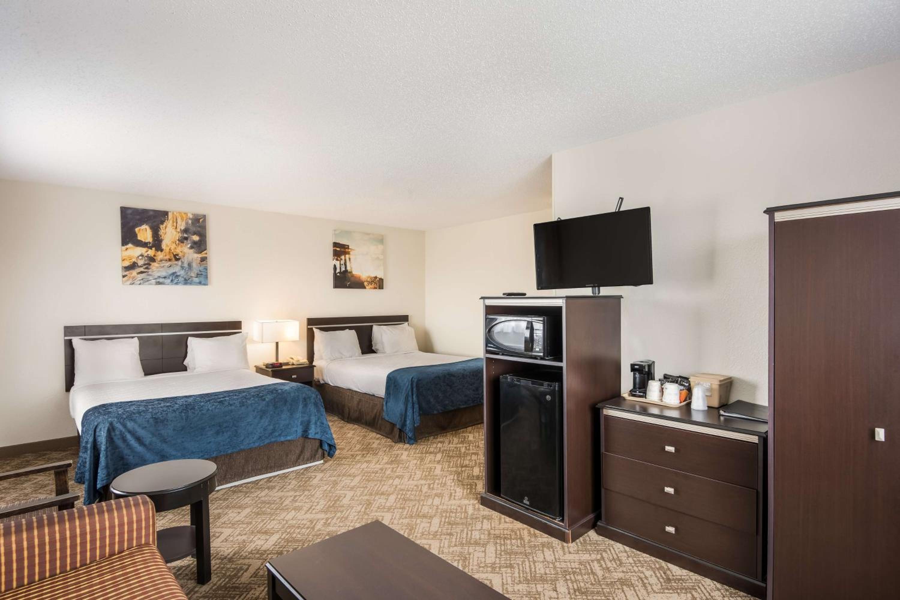 Mini Suite with Two Queen Beds and Sofa Bed - Non-Smoking photo 3