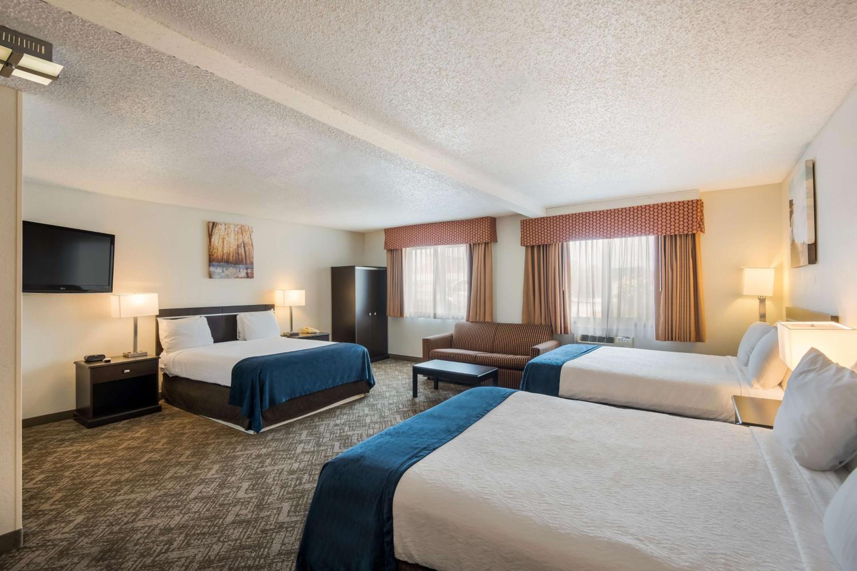 Mini Suite with Three Queen Beds and Sofa Bed - Non-Smoking photo 3