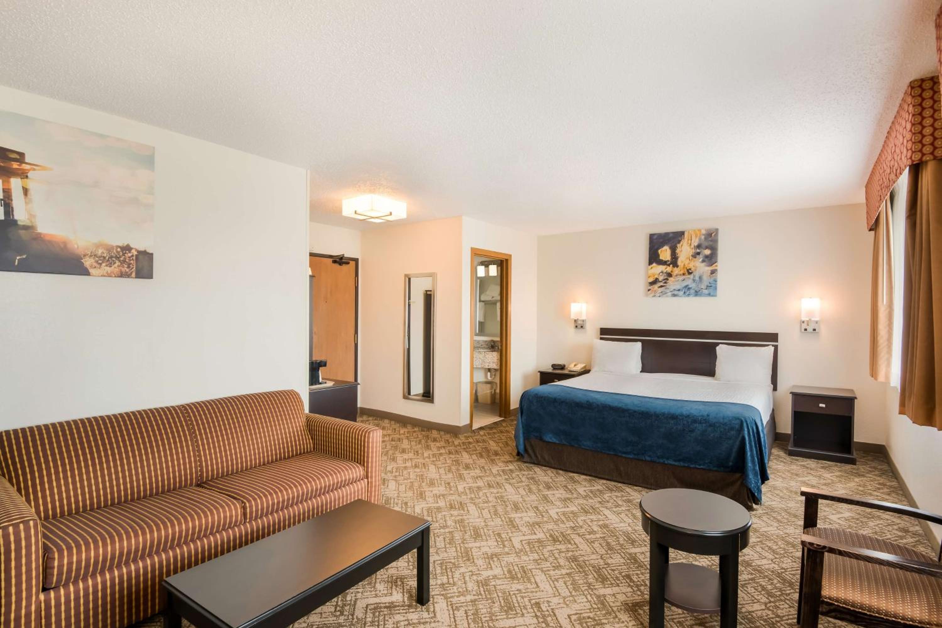 Mini King Suite with Sofa Bed - Disability Access/Non-Smoking photo 2