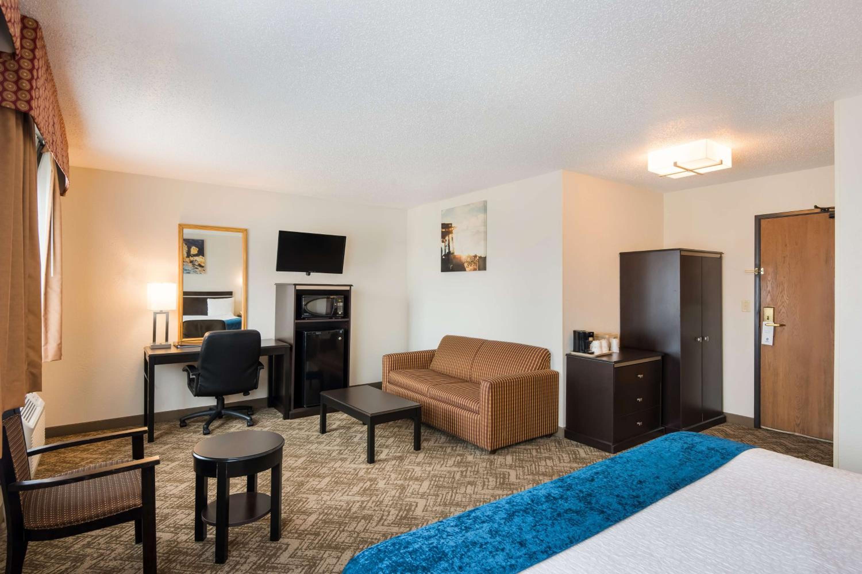 Mini King Suite with Sofa Bed - Non-Smoking photo 1