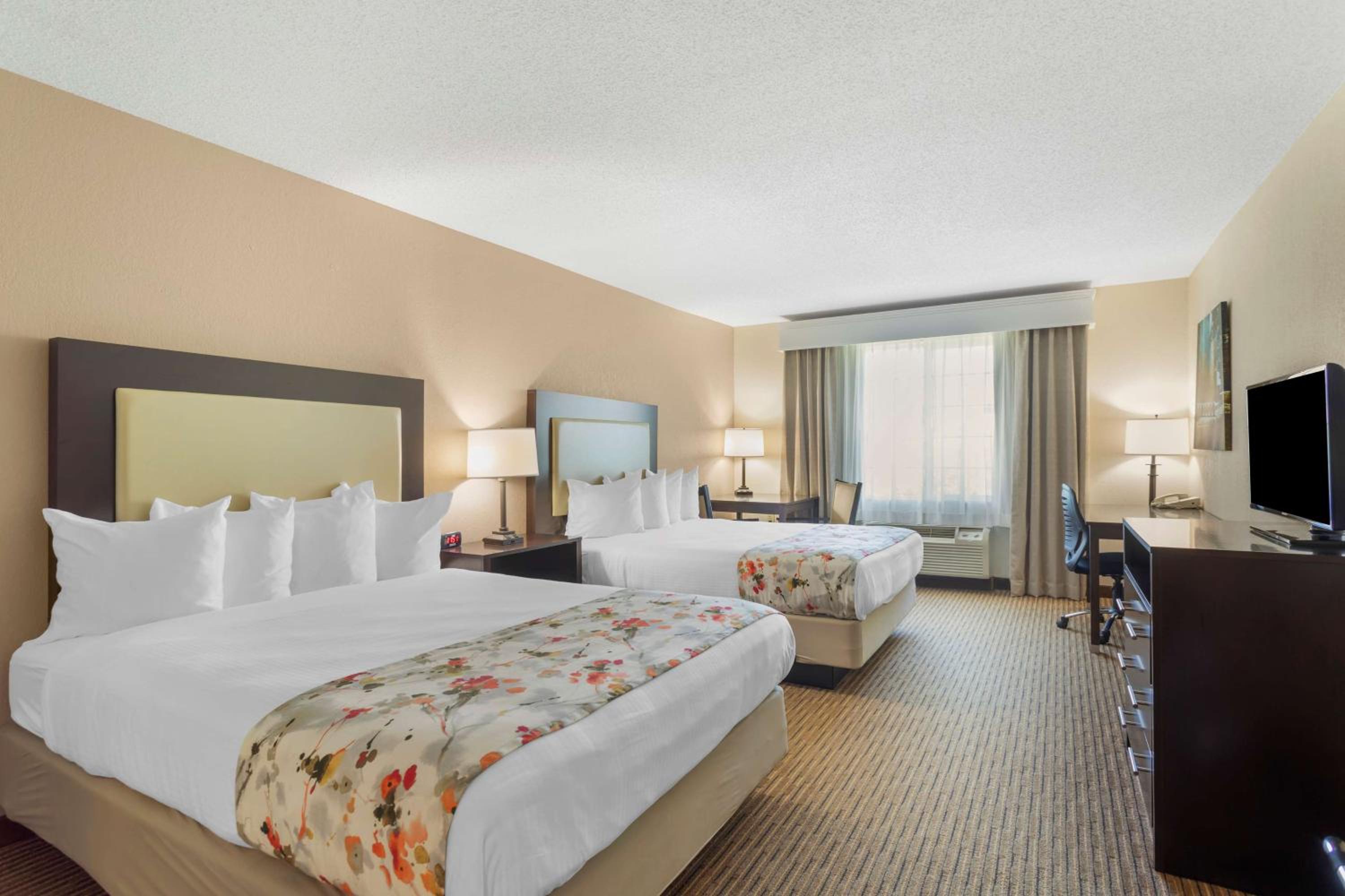 Queen Room with Two Queen Beds and Bath Tub - Disability Access/Non-Smoking photo 1