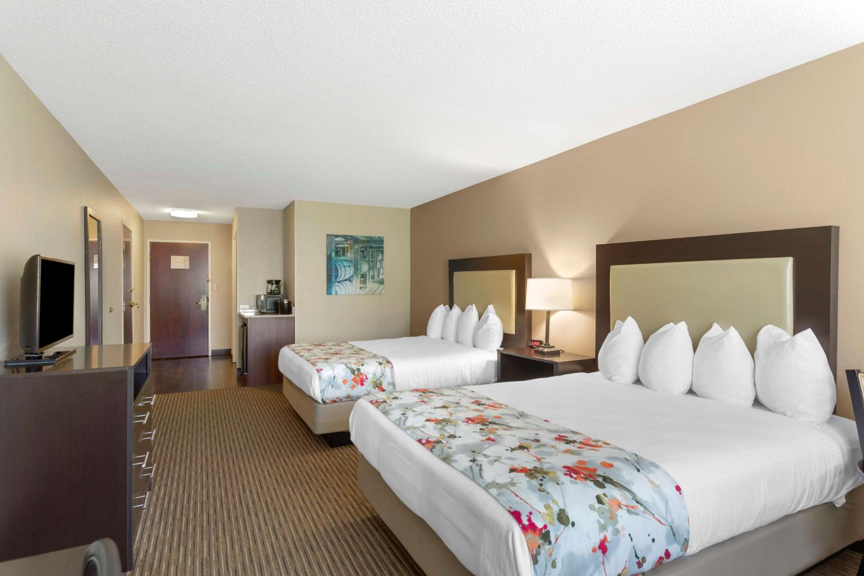 Queen Room with Two Queen Beds and Bath Tub - Disability Access/Non-Smoking photo 3