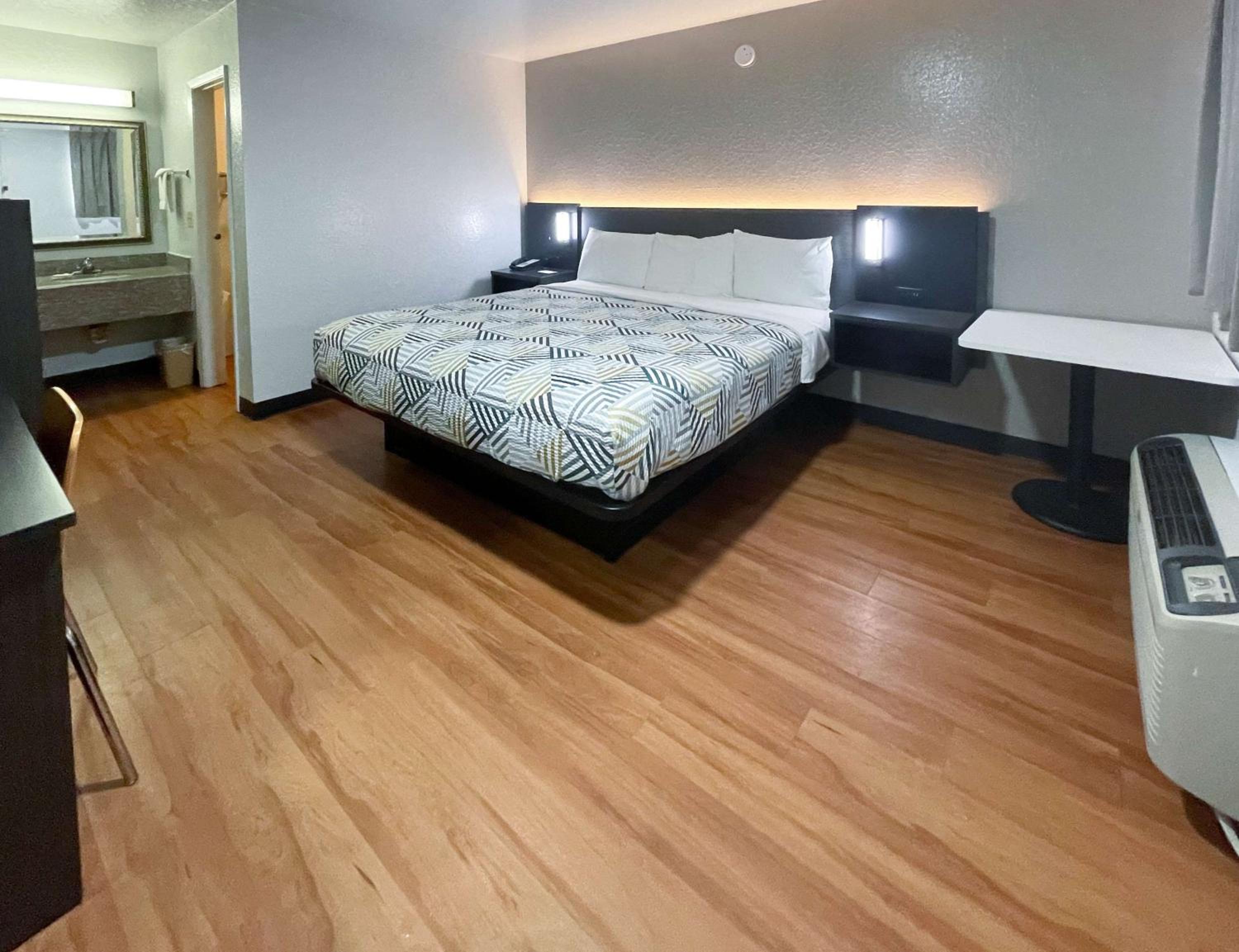 Deluxe King Room - Non-Smoking