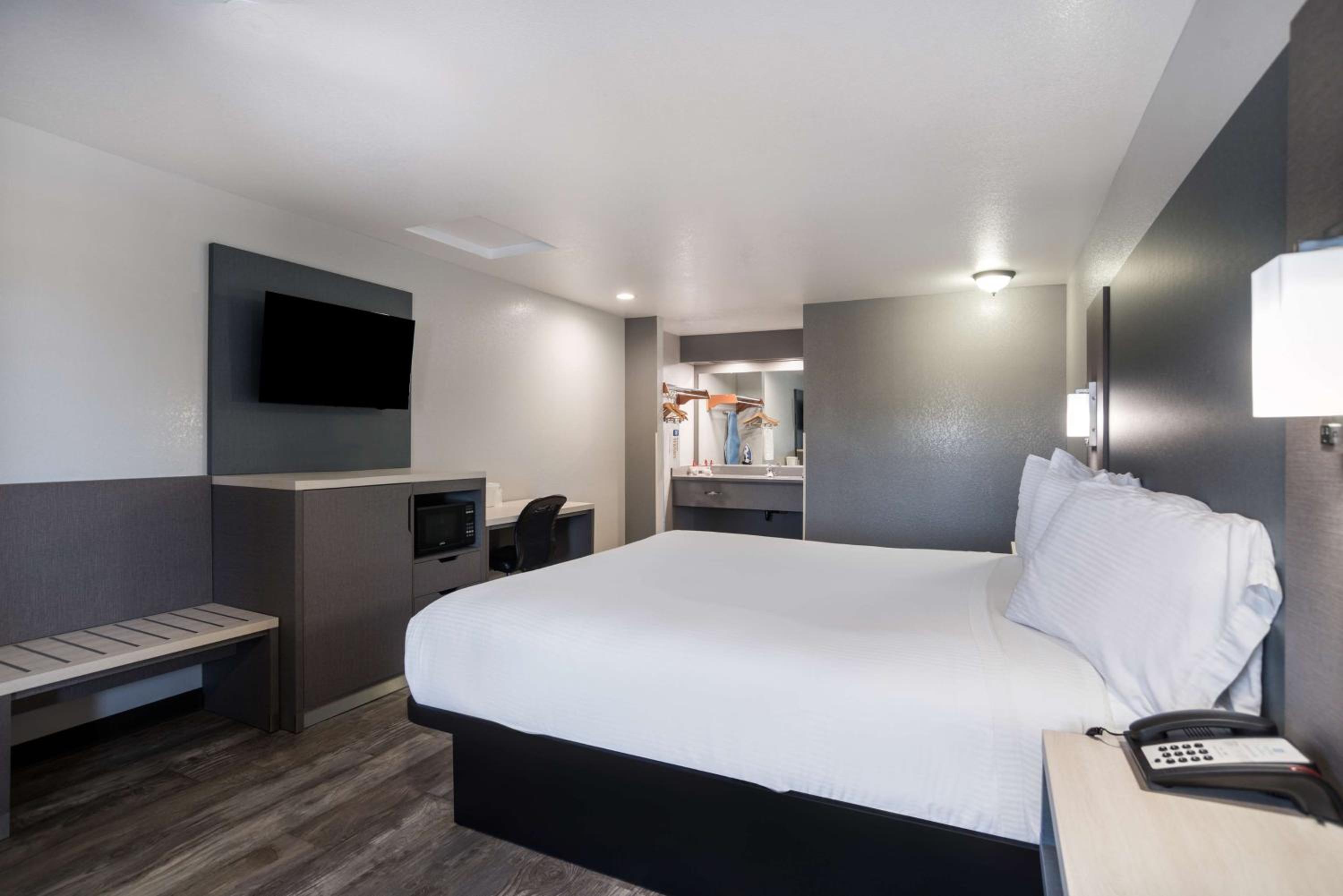 King Room with Bathtub - Disability Access/Non-Smoking - Photo 3