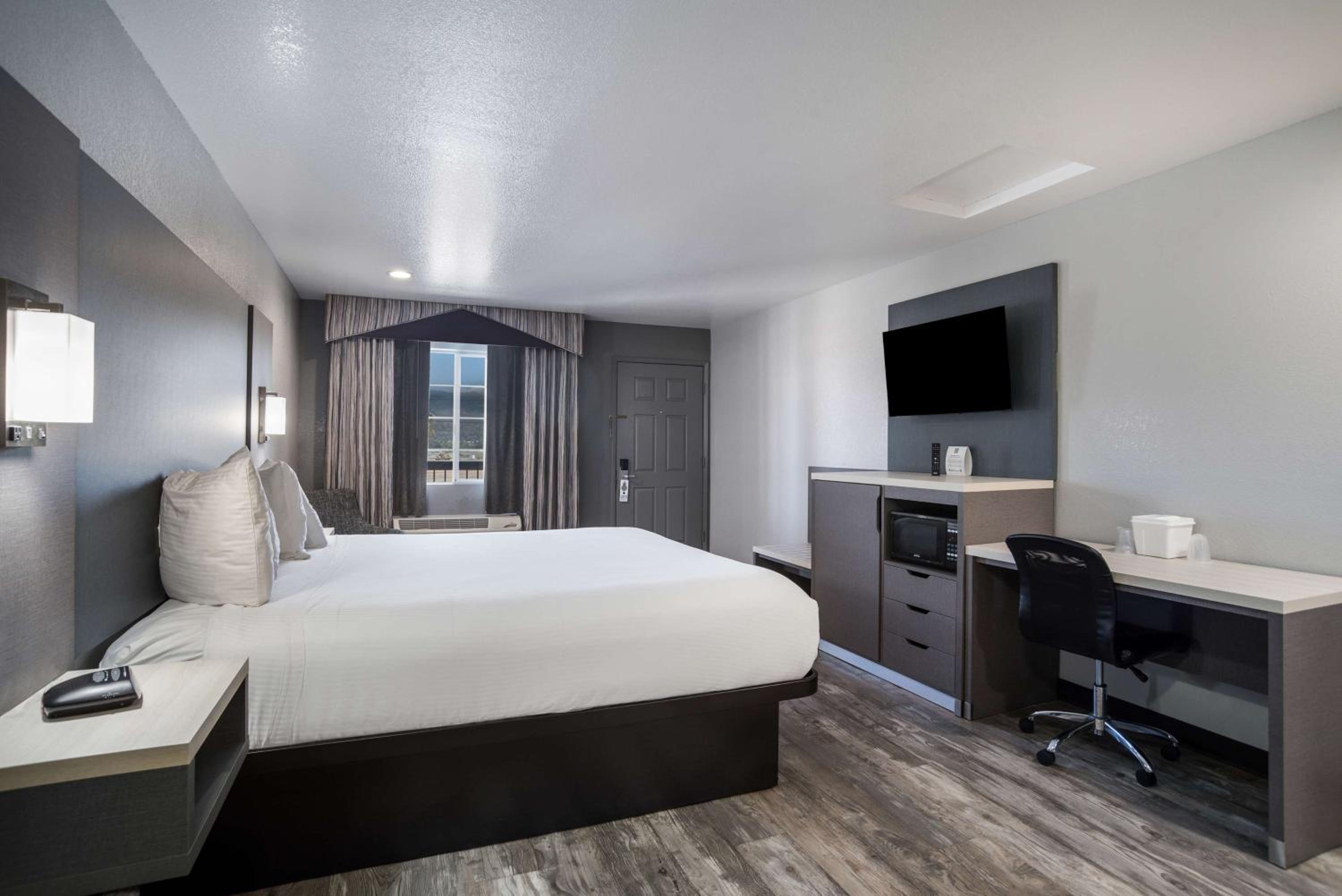 King Room with Bathtub - Disability Access/Non-Smoking - Photo 2