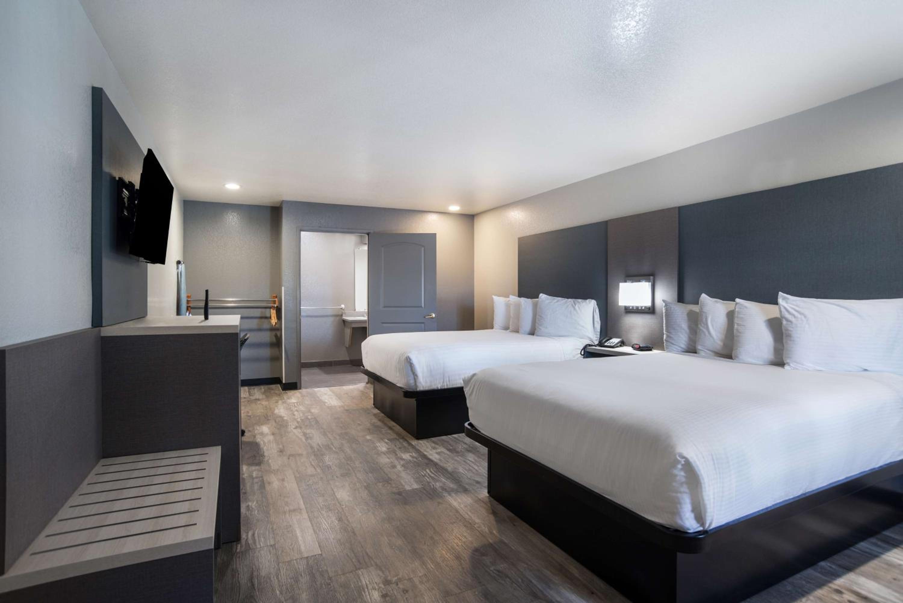 Queen Room with Two Queen Beds - Non-Smoking - Photo 1