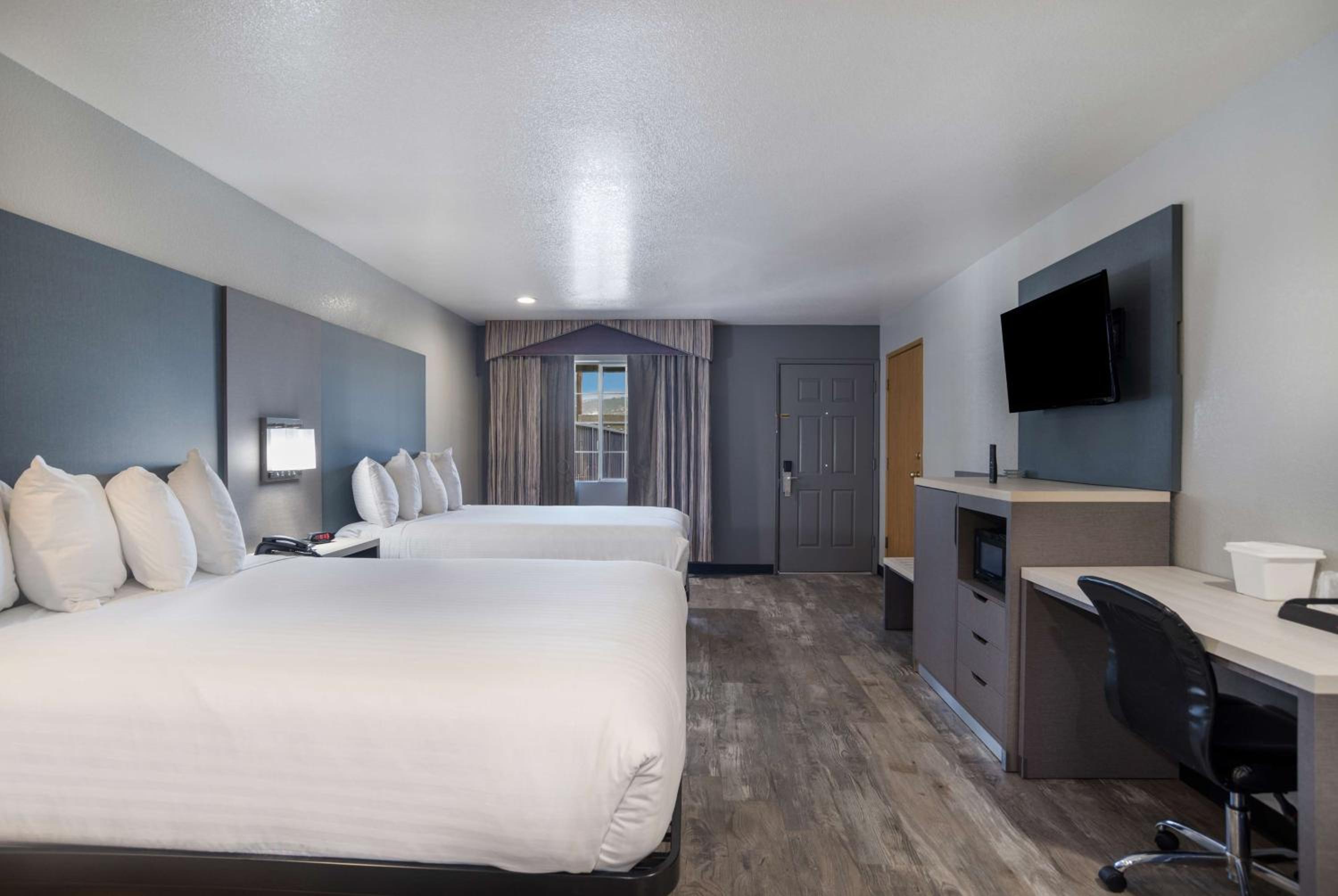 Queen Room with Two Queen Beds - Non-Smoking - Photo 6