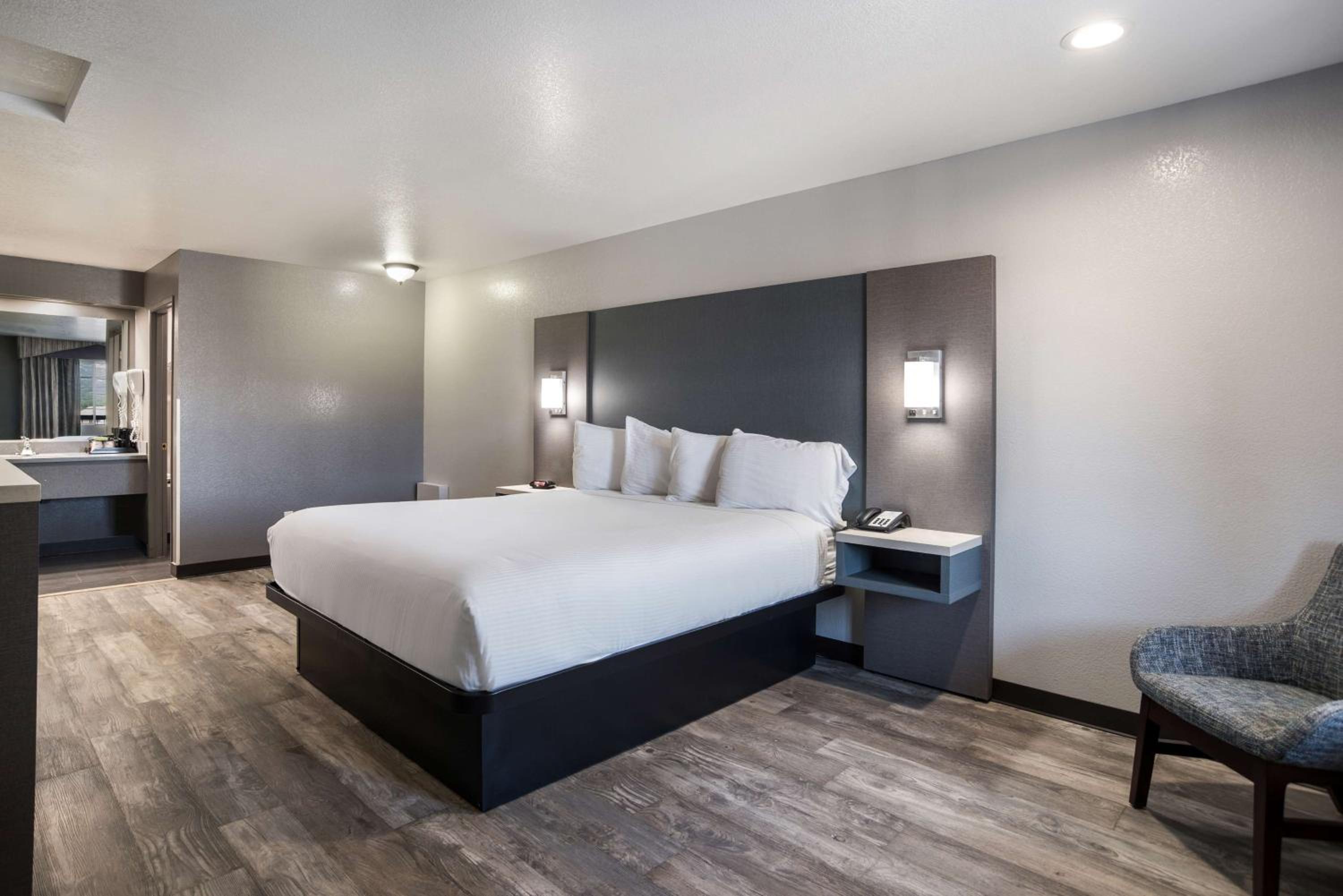 King Room with Bathtub - Disability Access/Non-Smoking - Photo 1