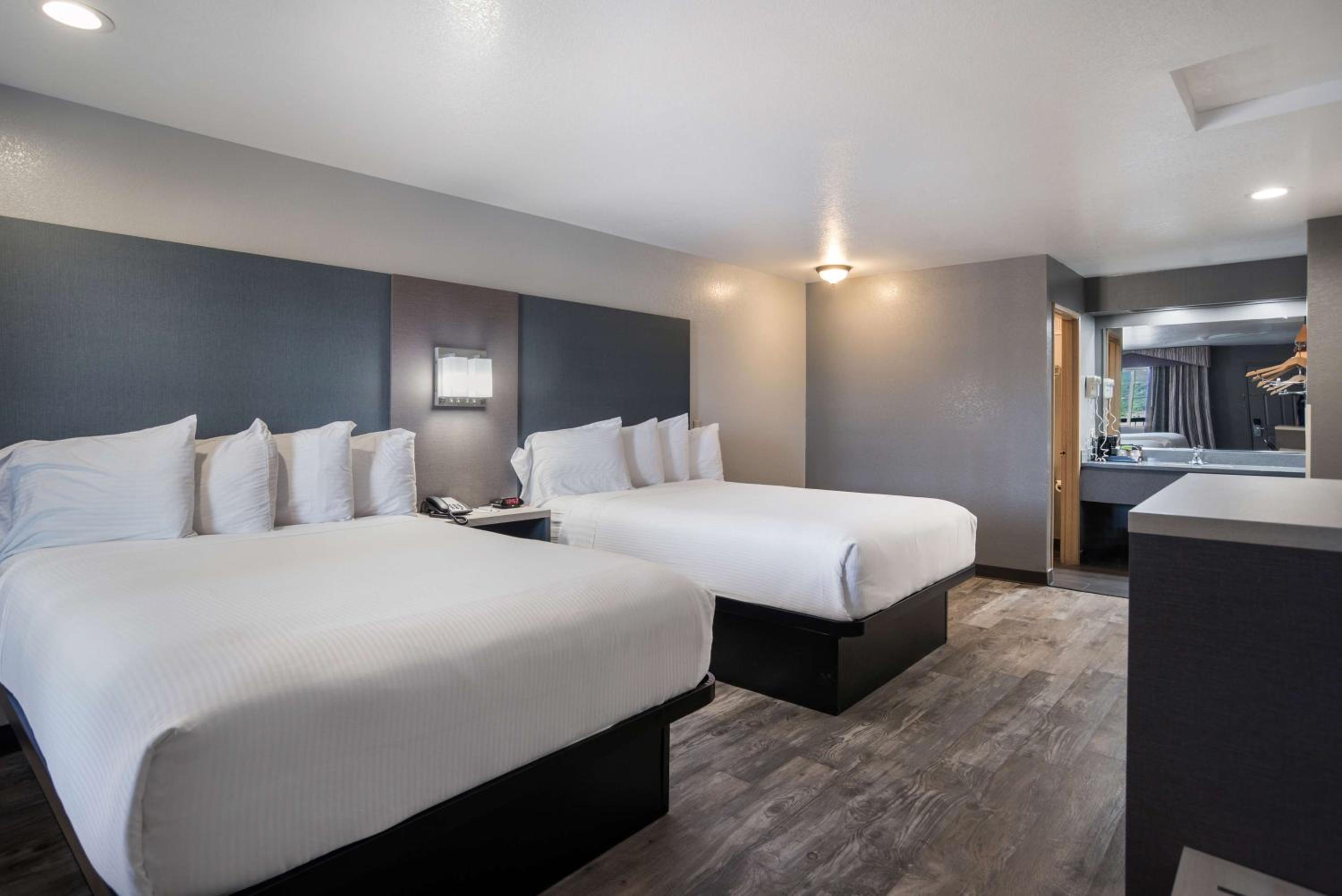 Queen Room with Two Queen Beds - Non-Smoking - Photo 2