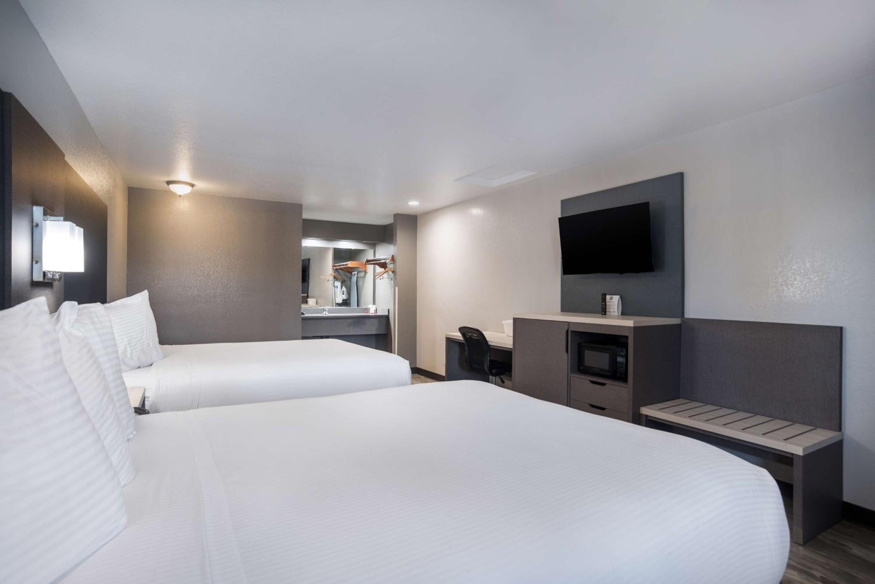 Queen Room with Two Queen Beds - Non-Smoking - Photo 3