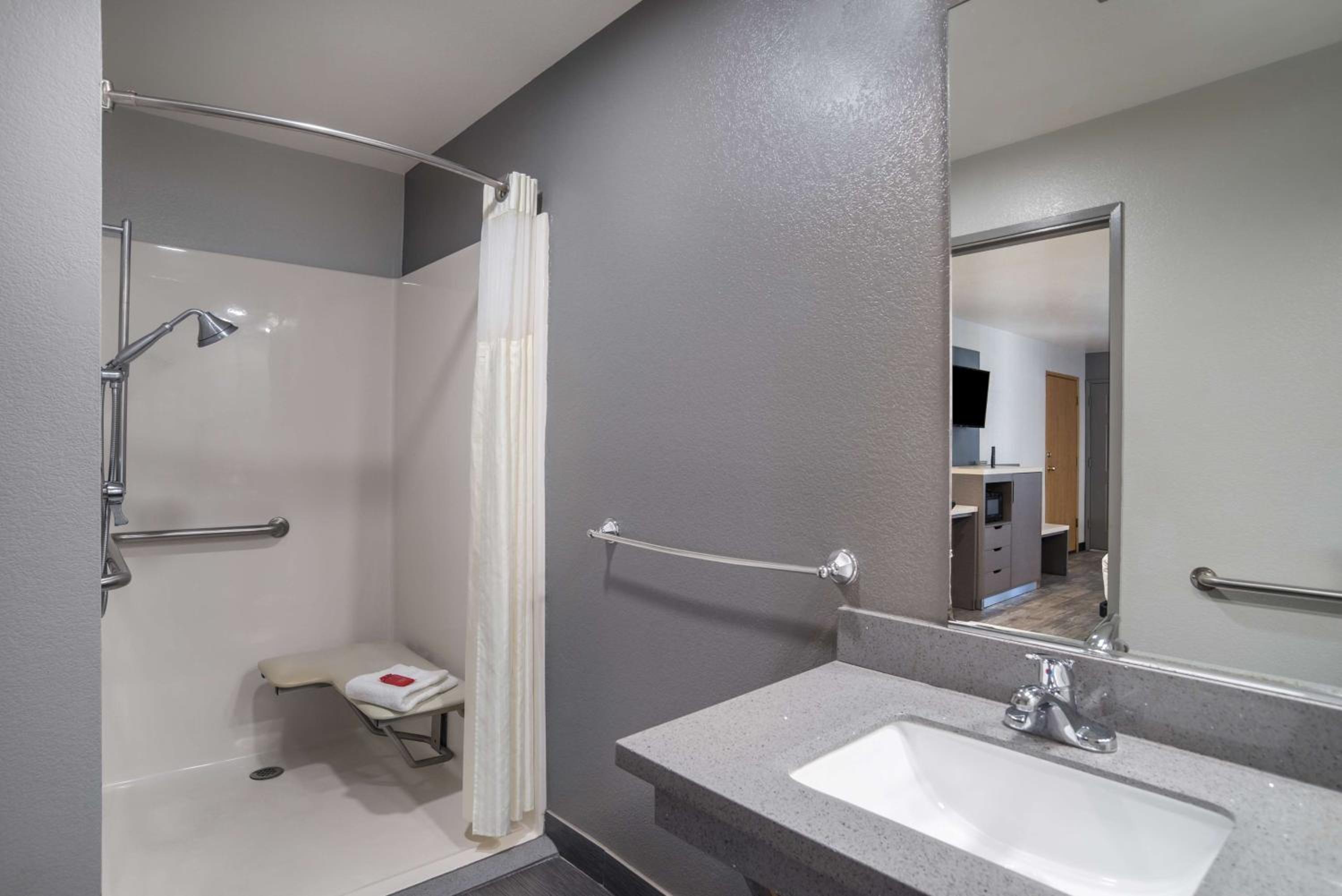 King Room with Bathtub - Disability Access/Non-Smoking - Photo 4