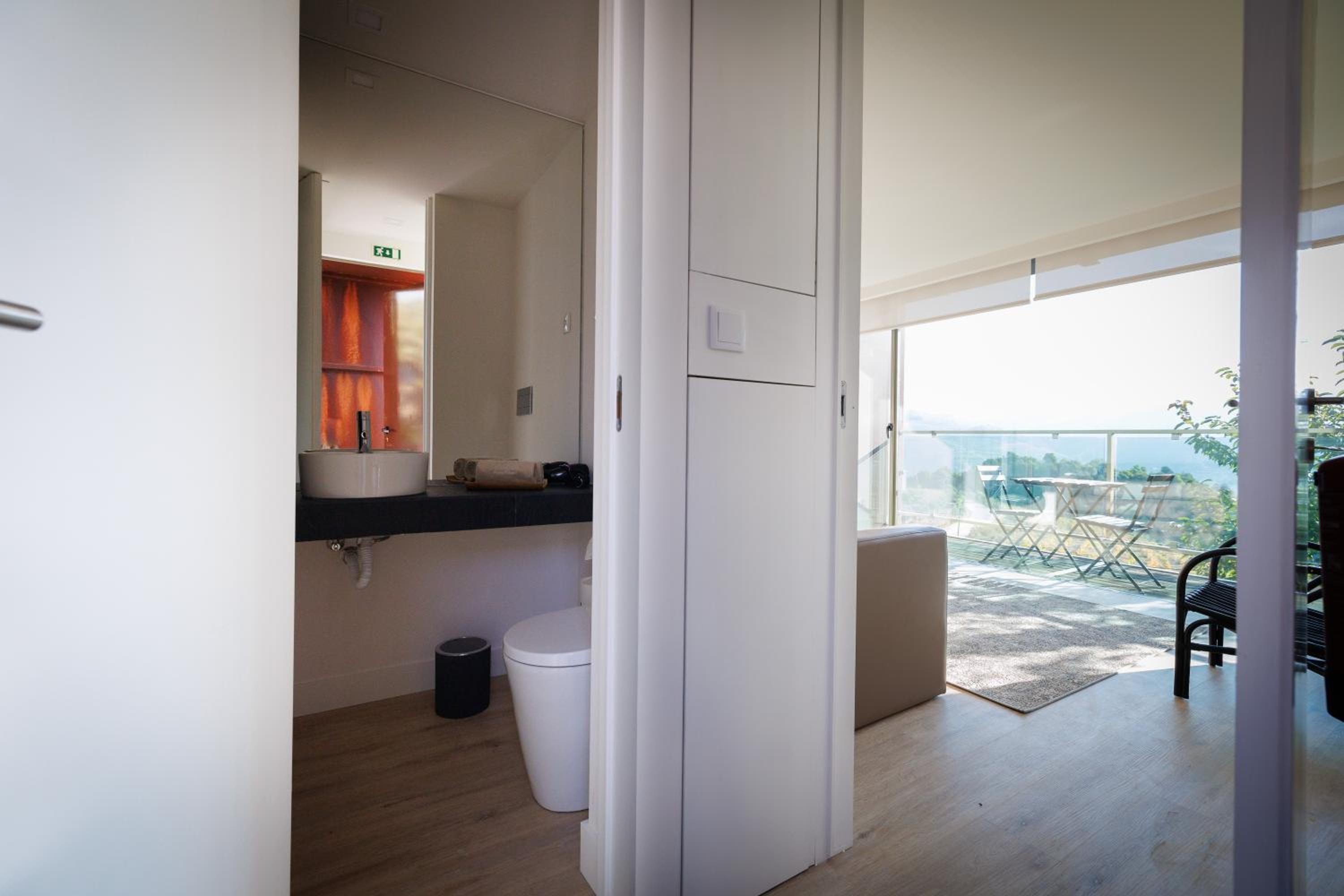 Junior Suite with Balcony - Photo 12