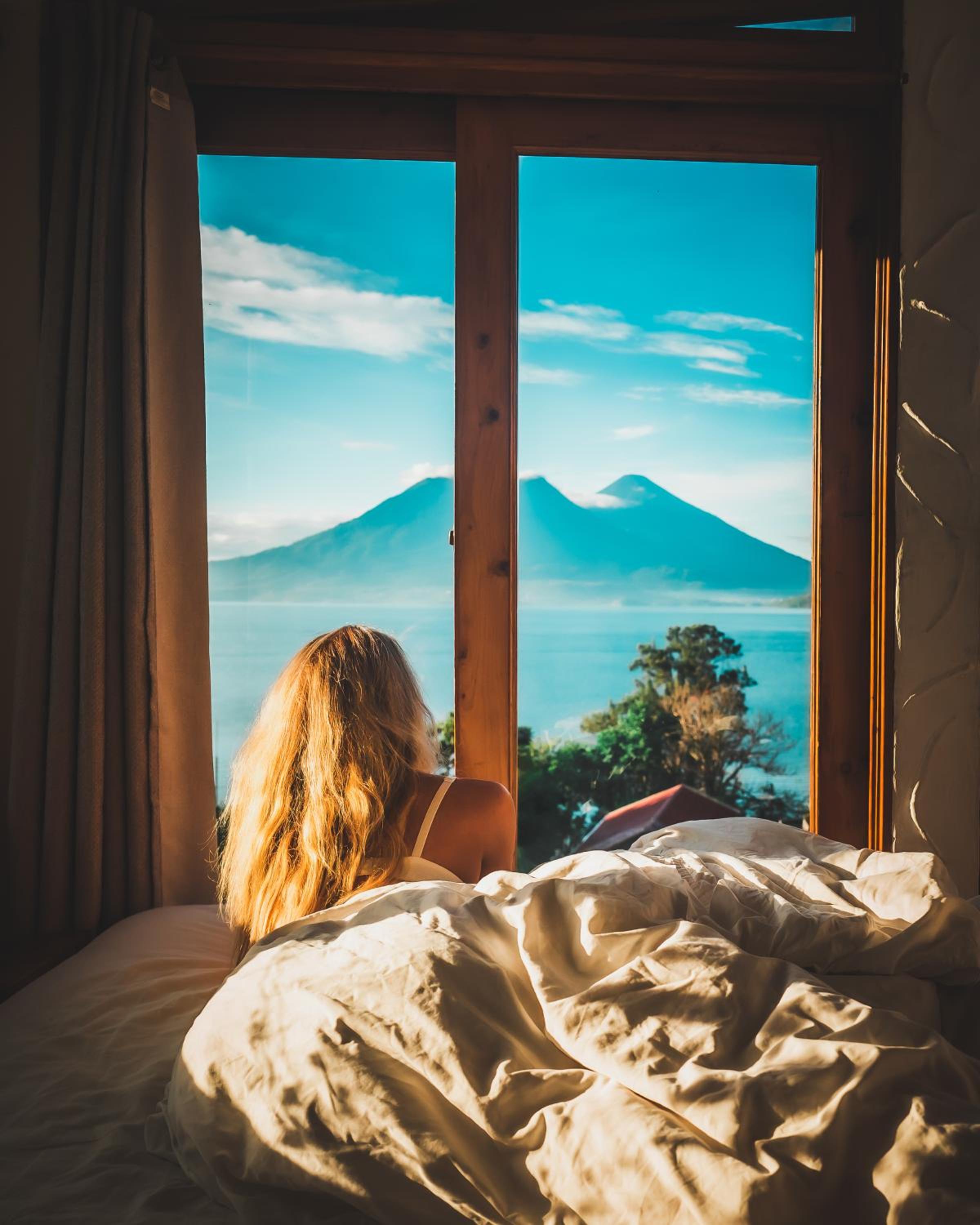 Honeymoon Suite with Lake and Volcano Views photo 3