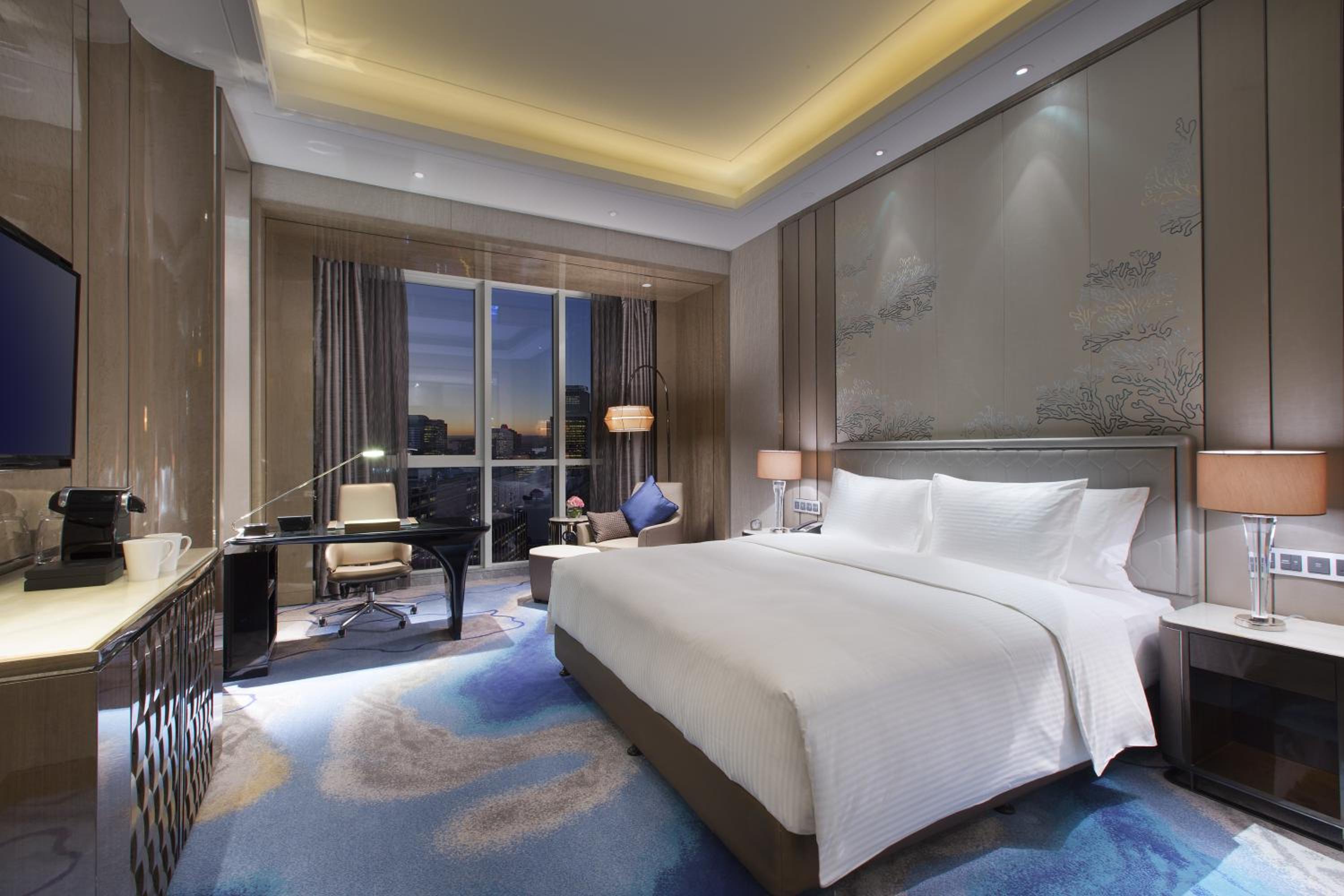 Deluxe Queen Room with City View photo 2