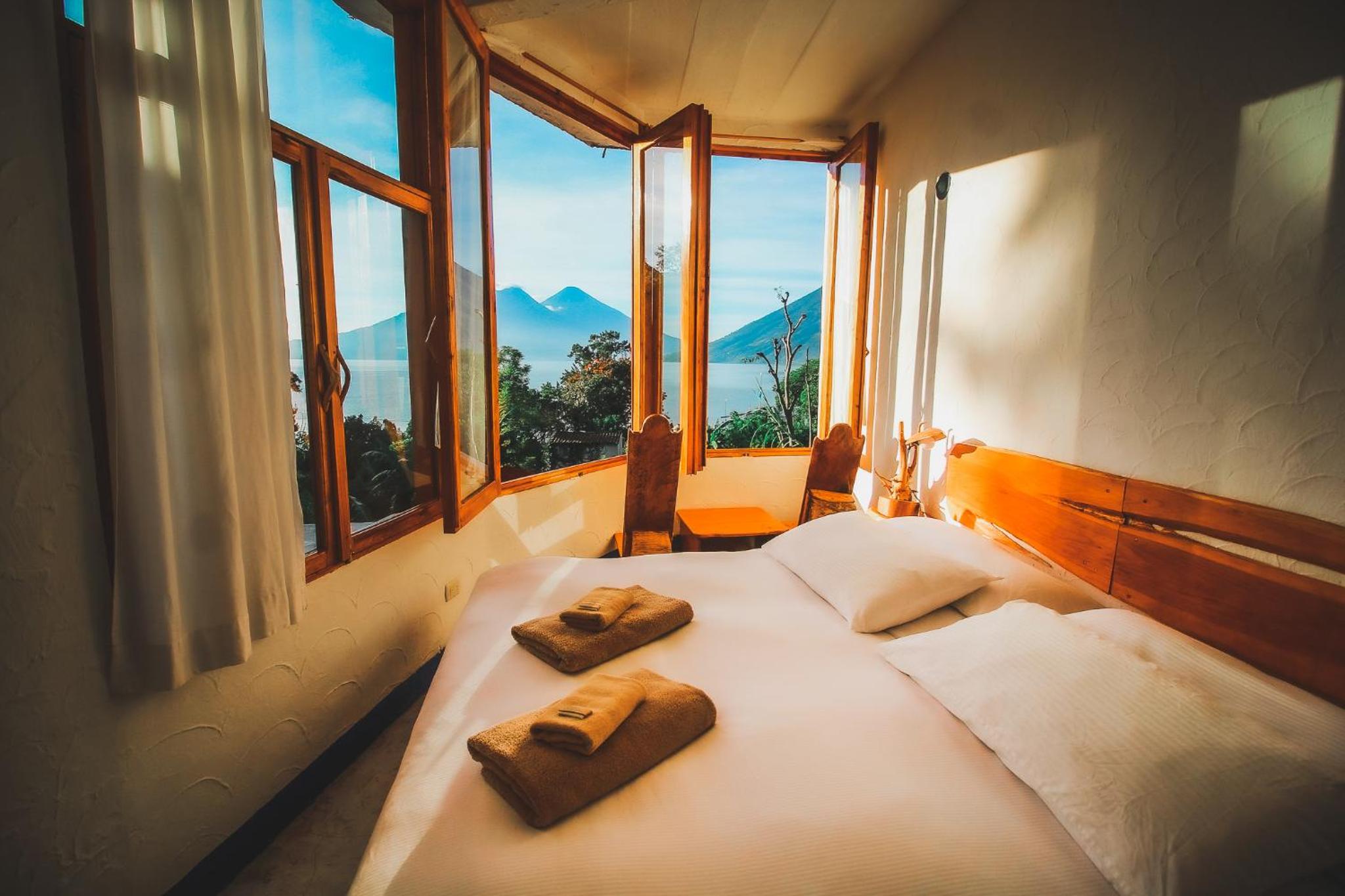 湖景和火山景观豪华大床套房