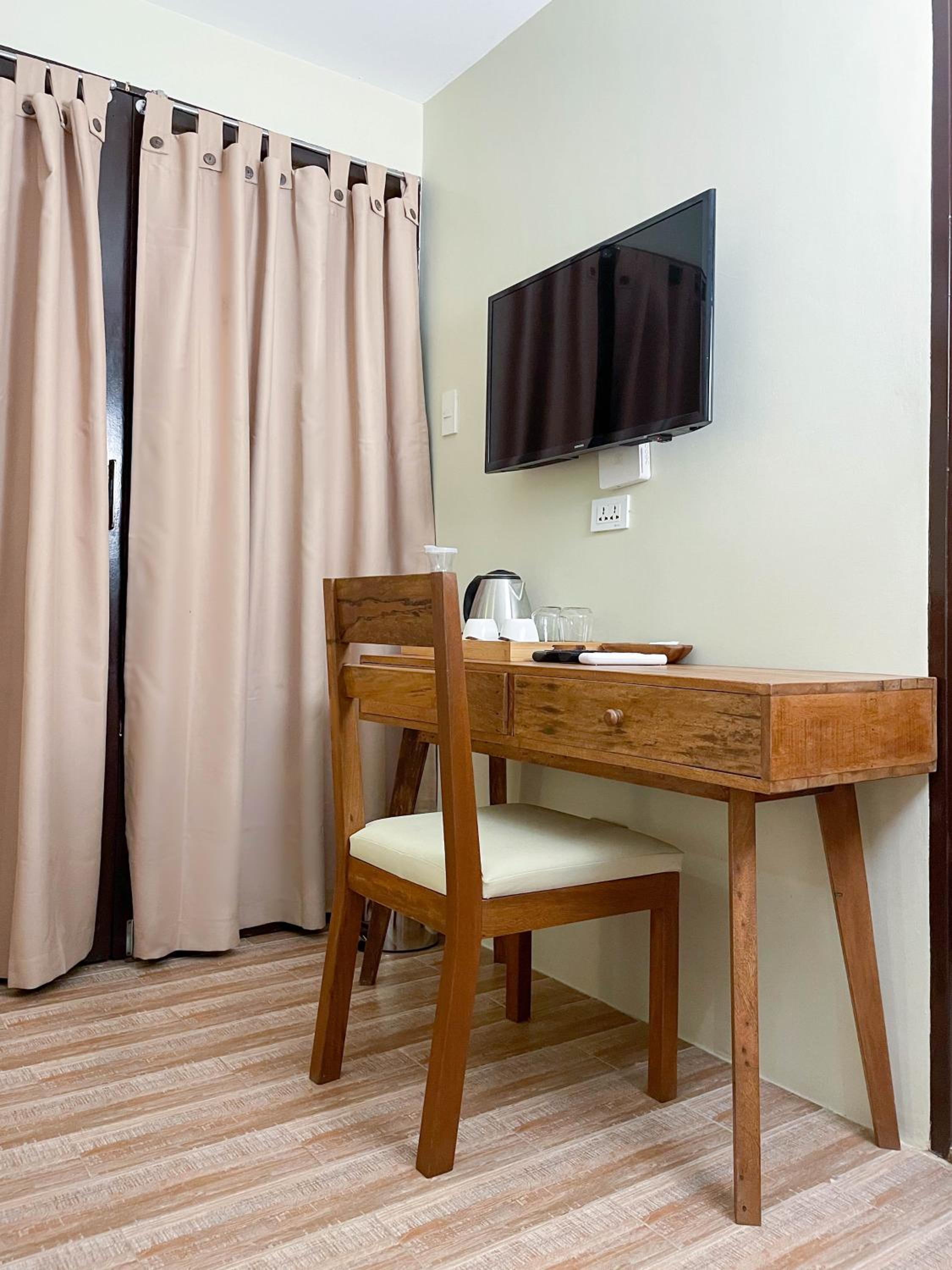 Deluxe Double Room with Balcony - Photo 6