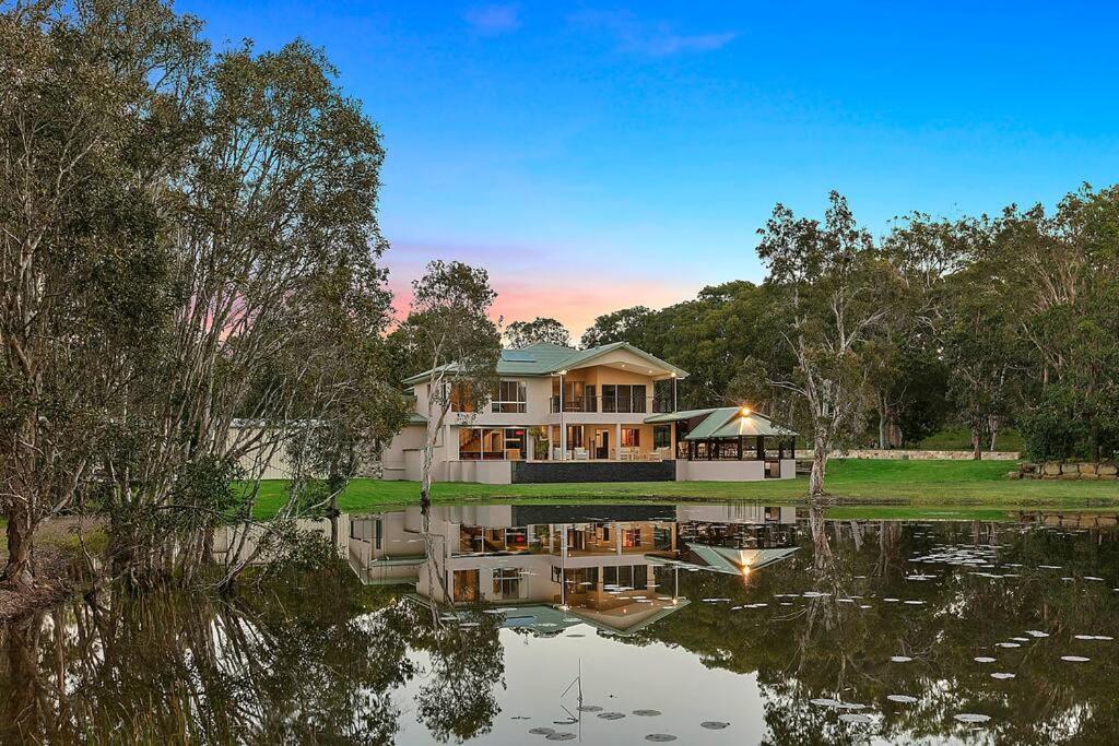 Five-Bedroom House photo 2