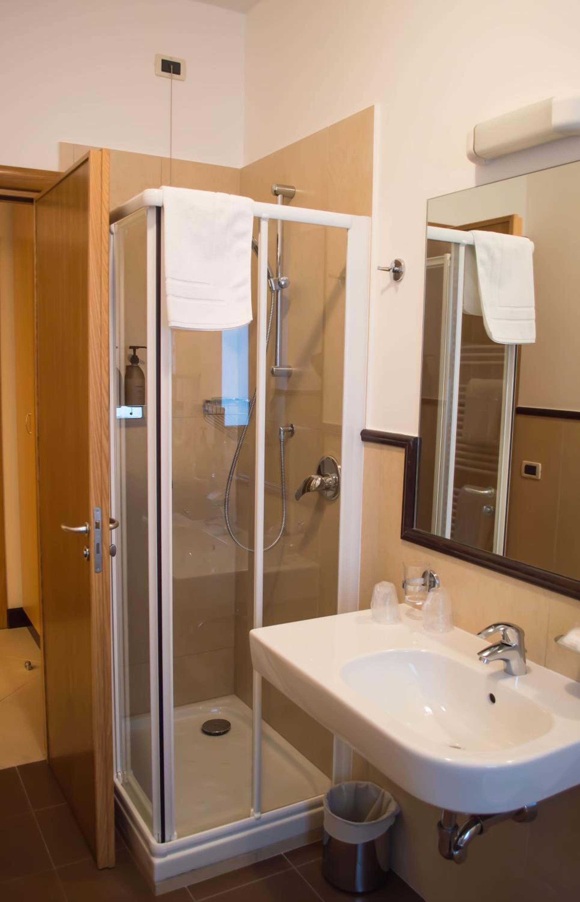 Quadruple Room with Balcony photo 3