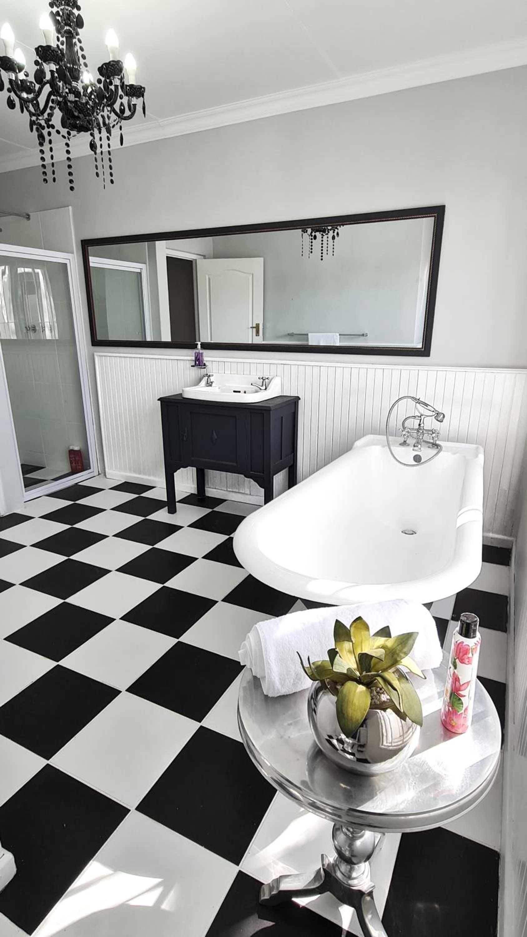 Four-Bedroom House - Photo 7