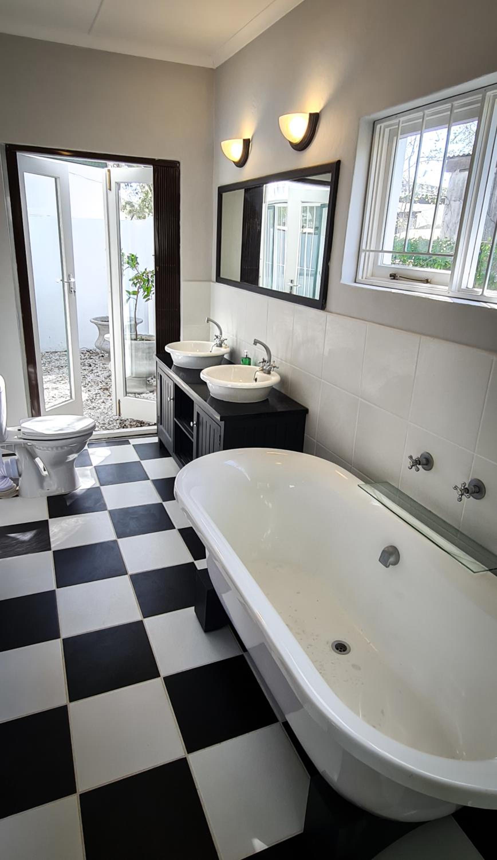 Four-Bedroom House - Photo 3