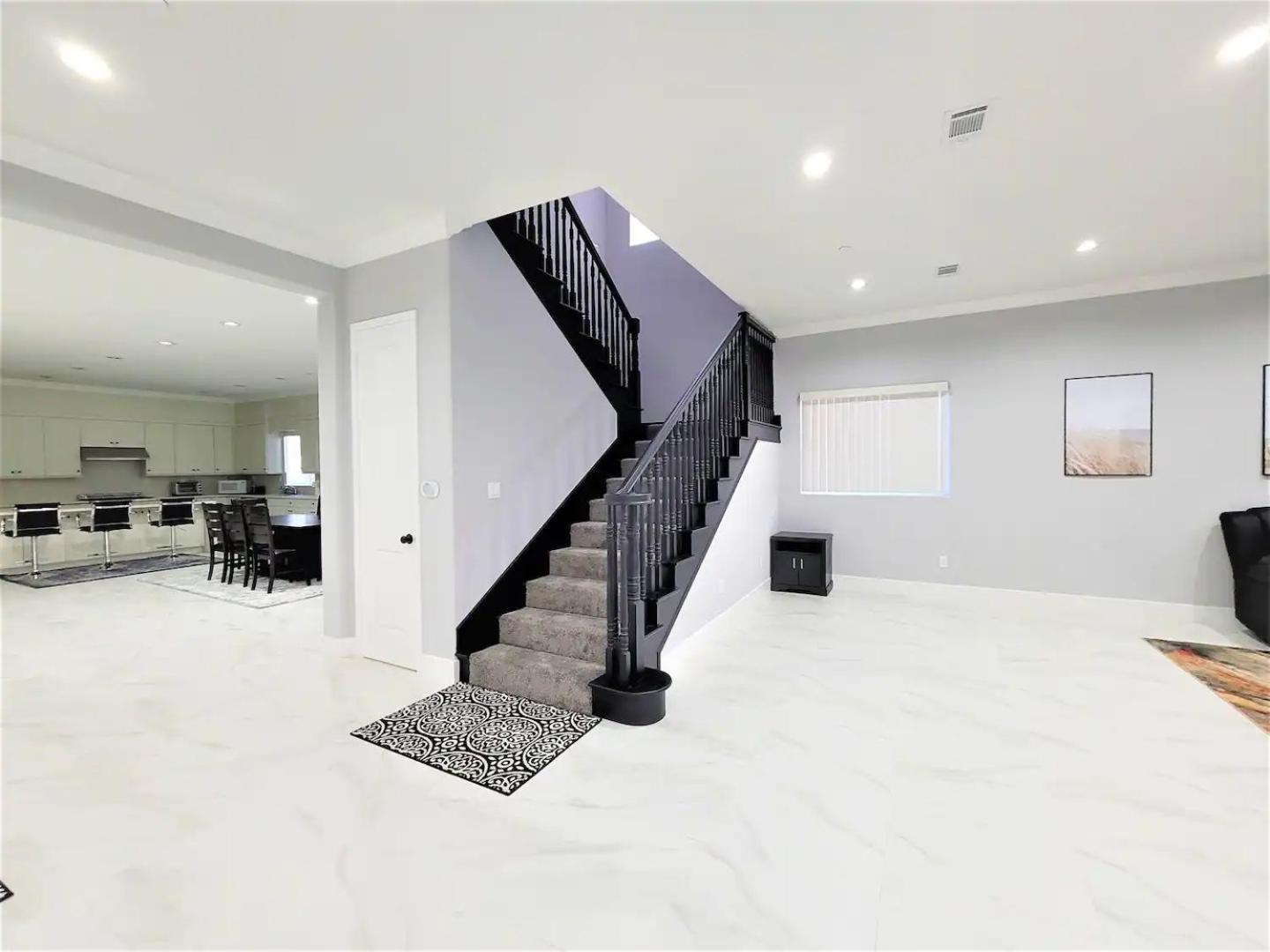Five-Bedroom House photo 2