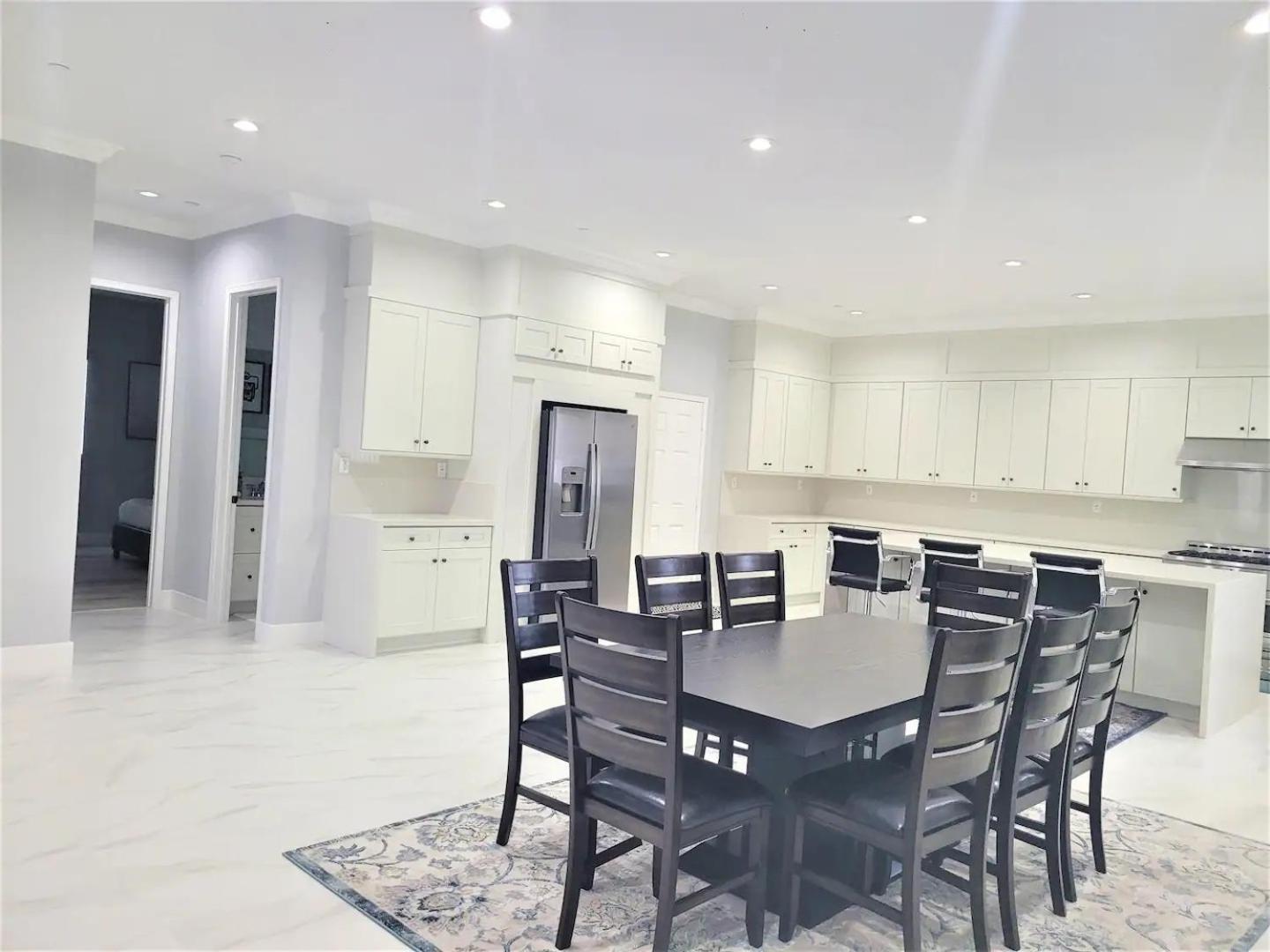 Five-Bedroom House photo 3