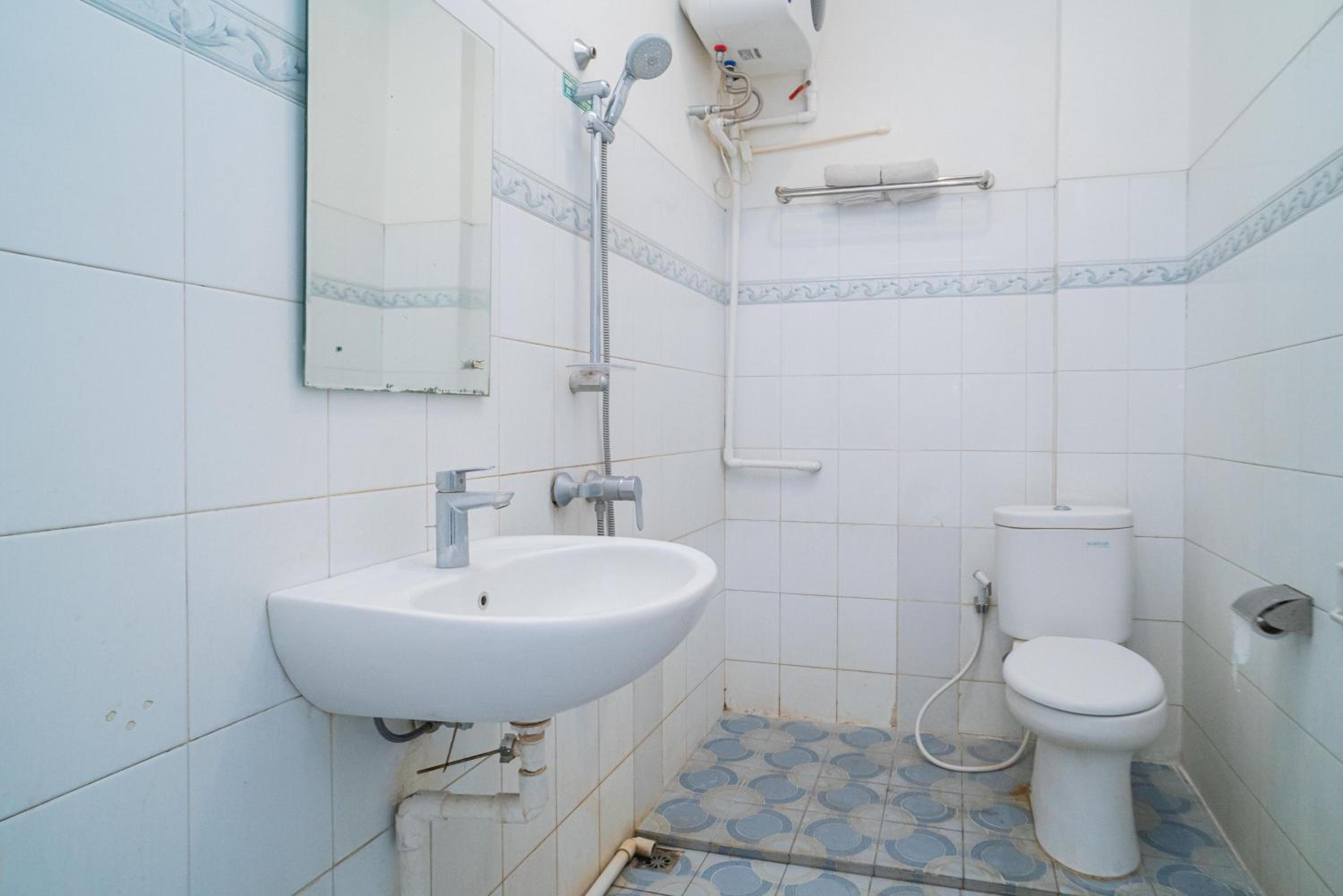 Standard Double Room - Photo 11