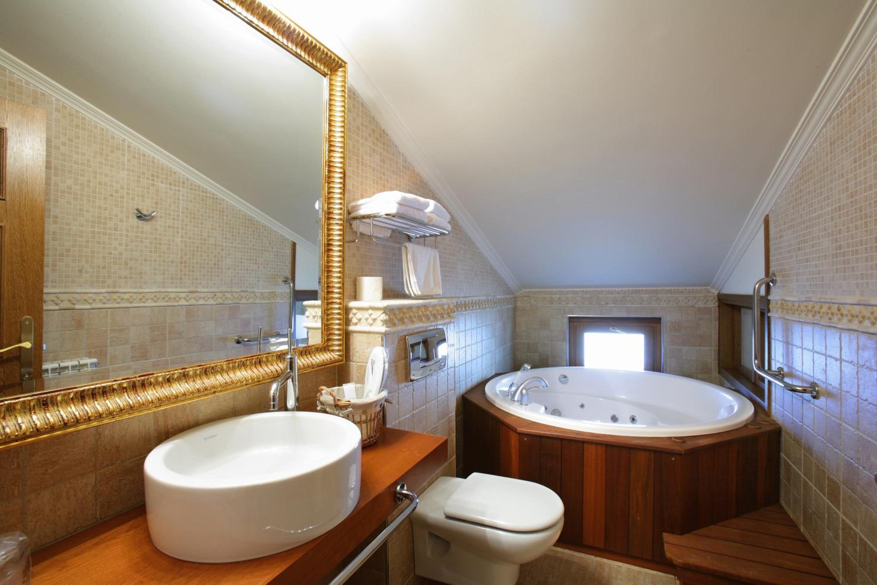 Junior Suite with Spa Bath - Photo 4