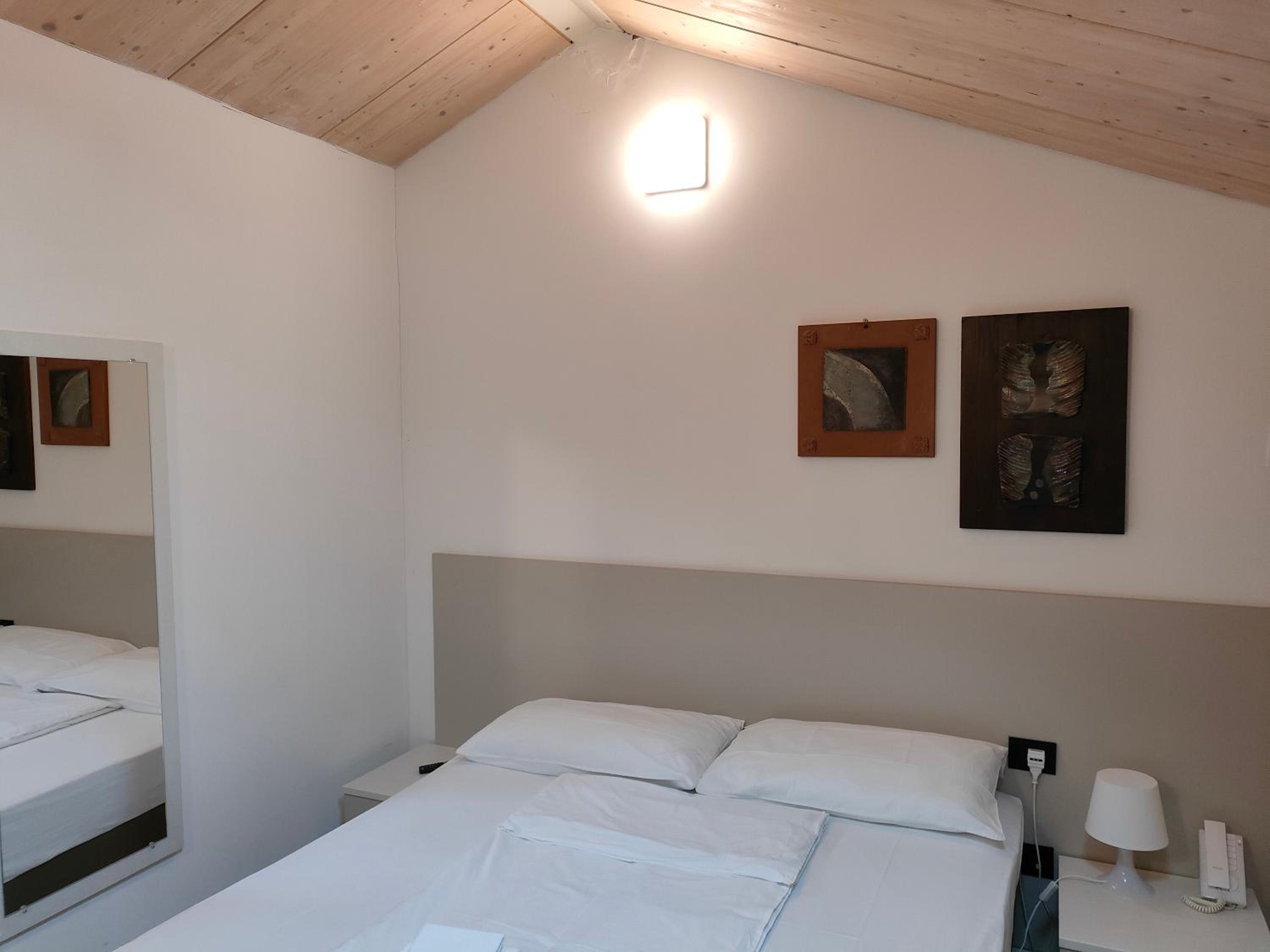 Double or Twin Room with Private Bathroom - Photo 3