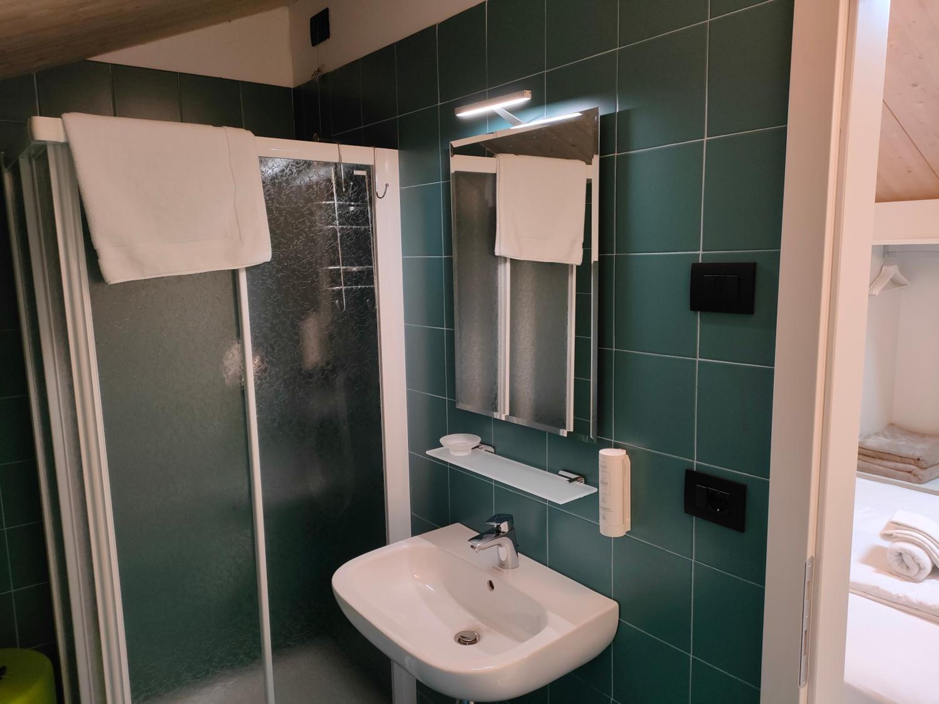 Double or Twin Room with Private Bathroom - Photo 4