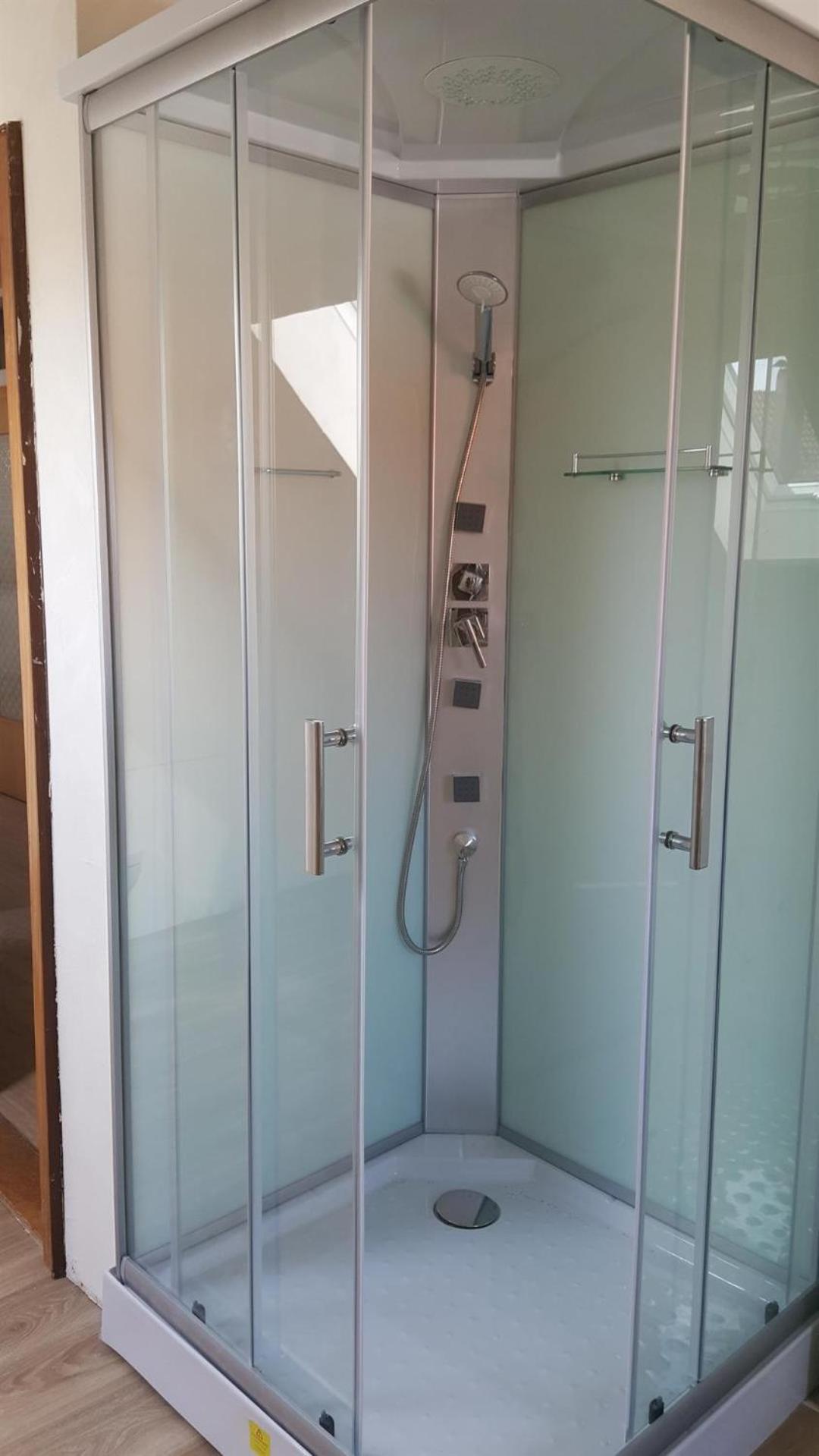 Two-Bedroom Apartment with Shower  photo 3