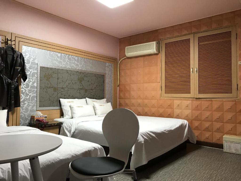 Twin Room - Photo 2