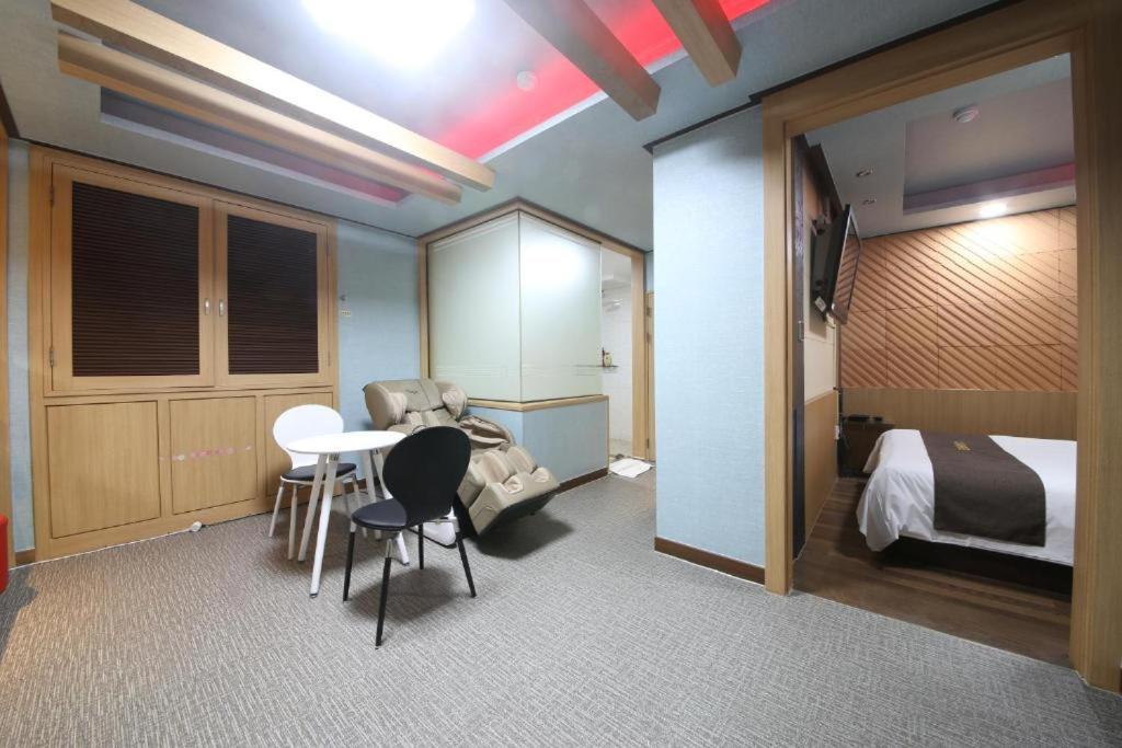 Suite - Photo 2