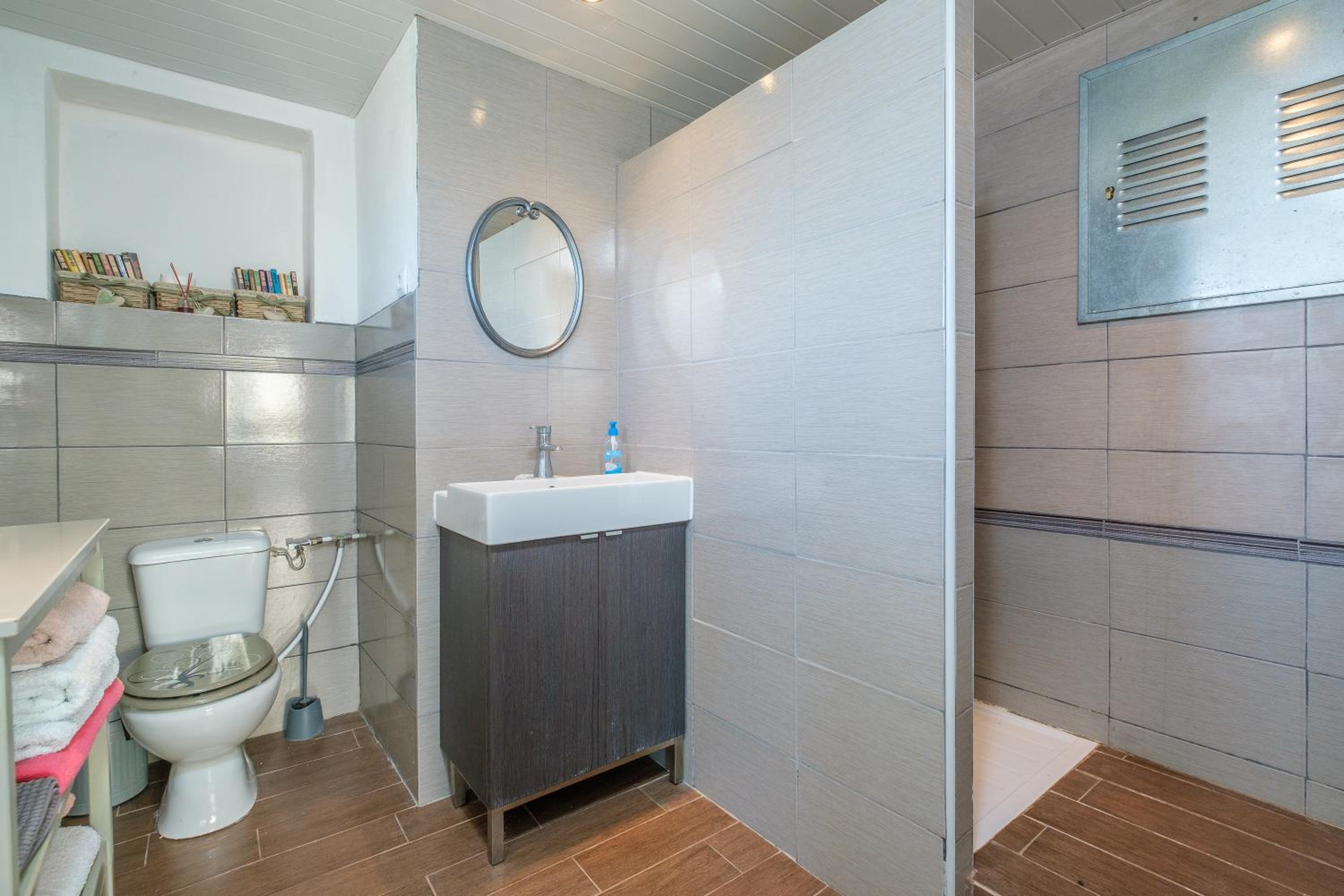 Three-Bedroom House photo 2
