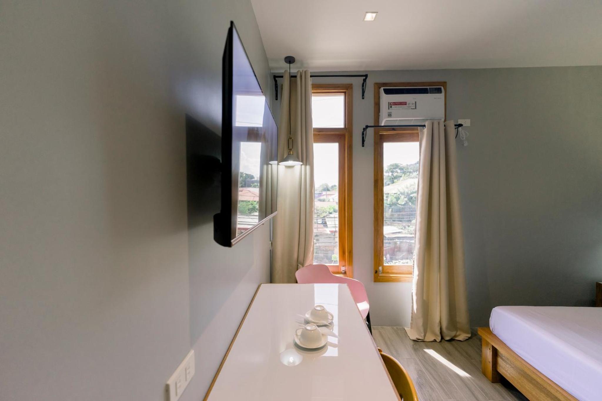 Deluxe Queen Room - Photo 7