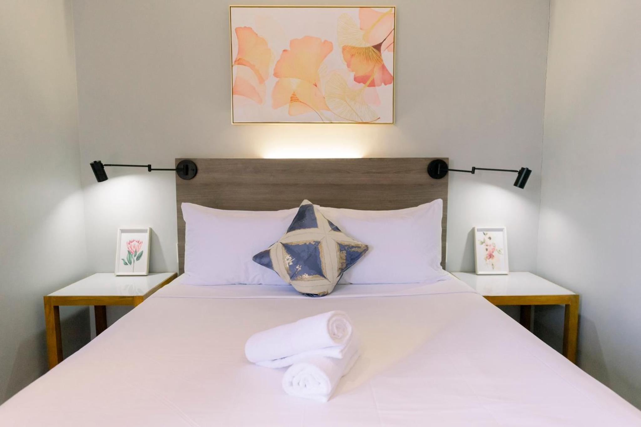 Deluxe Queen Room - Photo 10
